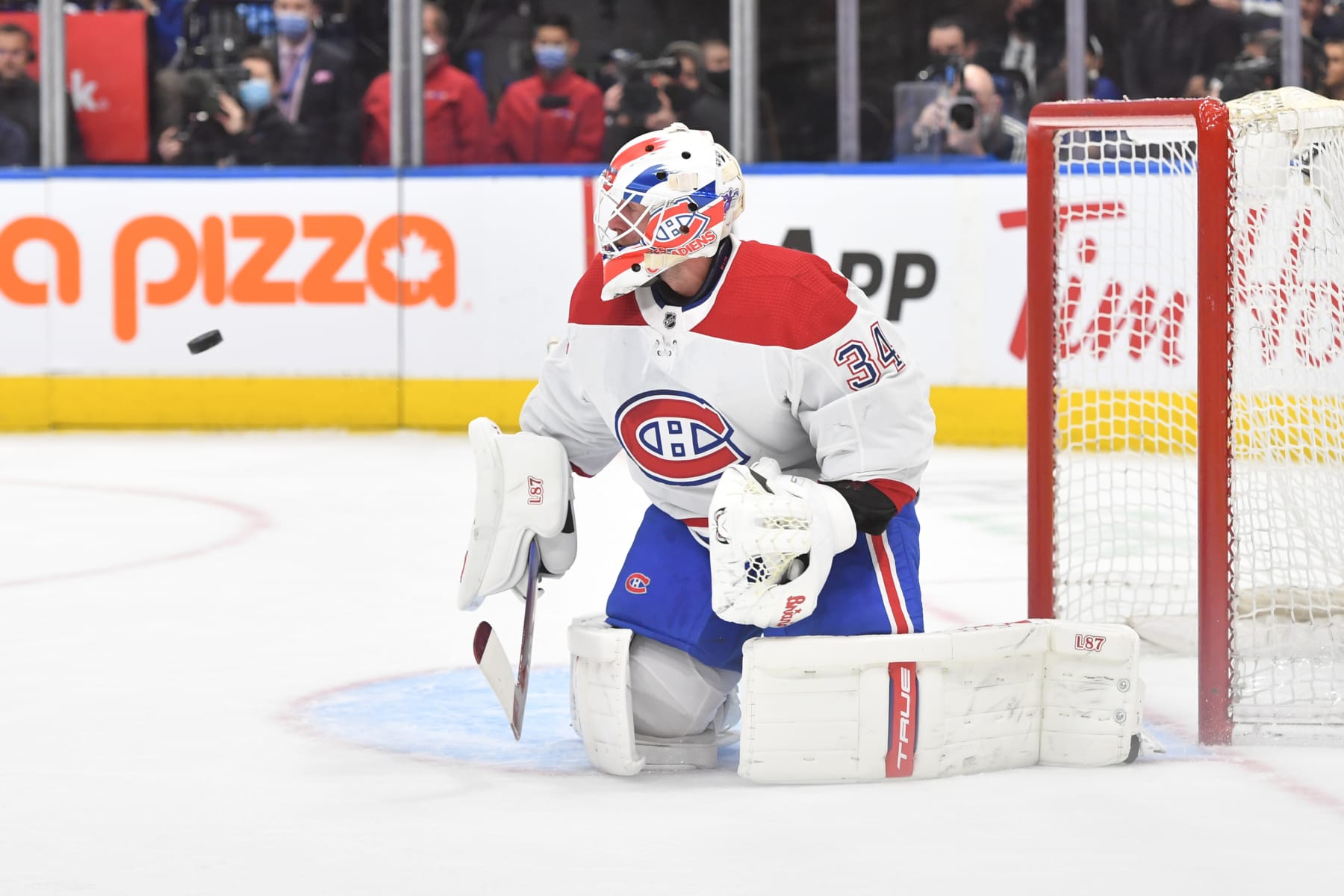 TORONTO, ON - APRIL 09: Montreal Canadiens Goalie Jake Allen (34) makes the high blocker save in the first period during the NHL regular season game between the Montreal Canadiens and the Toronto Maple Leafs on April 09, 2022, at Scotiabank Arena in Toronto, ON, Canada. (Photo by Gavin Napier/Icon Sportswire via Getty Images)