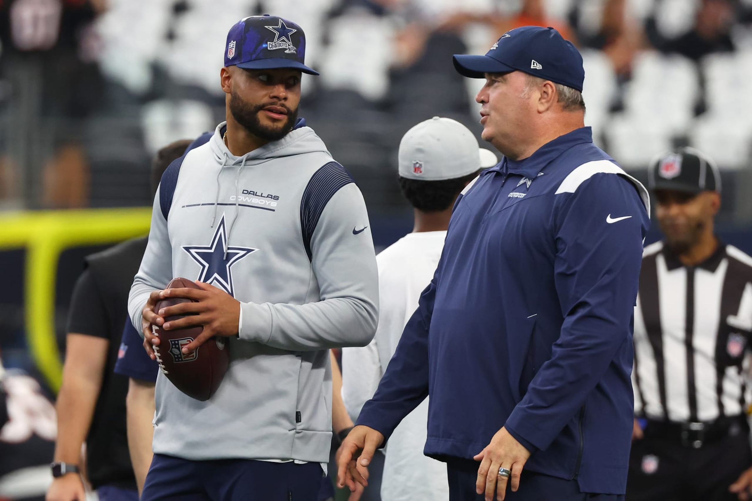 ARLINGTON, TEXAS - SEPTEMBER 18: Dak Prescott #4 of the Dallas Cowboys talks with head coach Mike McCarthy before the game against the Cincinnati Bengals at AT&T Stadium on September 18, 2022 in Arlington, Texas. (Photo by Richard Rodriguez/Getty Images)