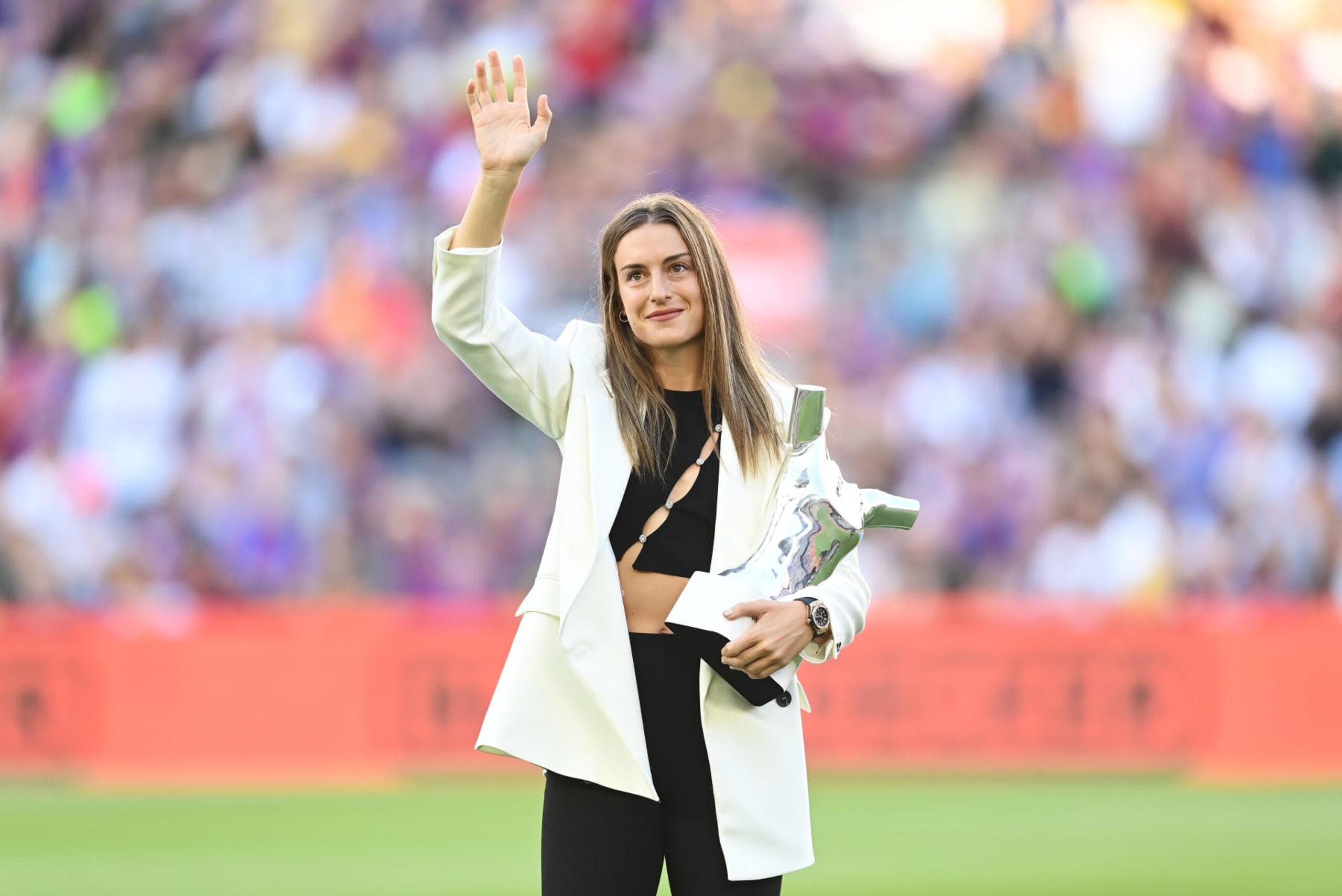 BARCELONA, SPAIN - AUGUST 28: Alexia Putellas of FC Barcelona is awarded the UEFA Women's Player of the Year award prior to the LaLiga Santander match between FC Barcelona and Real Valladolid CF at Camp Nou on August 28, 2022 in Barcelona, Spain. (Photo by David Ramos/Getty Images)