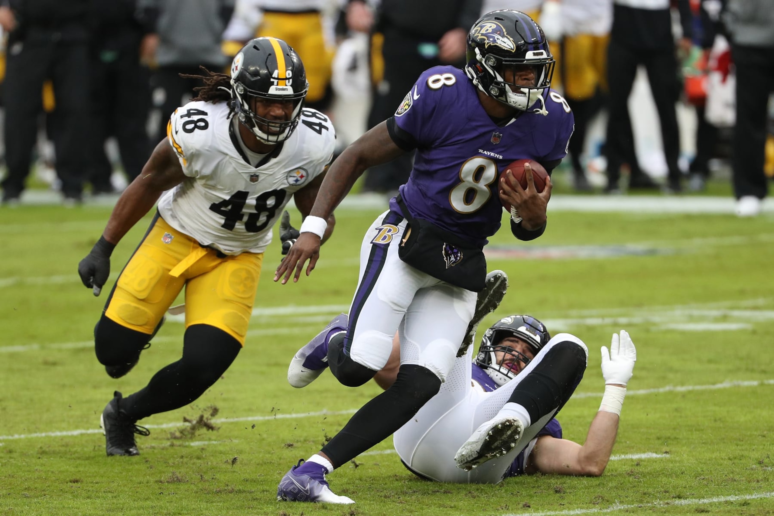 BALTIMORE, MARYLAND - NOVEMBER 01: Quarterback Lamar Jackson #8 of the Baltimore Ravens rushes with the ball against the Pittsburgh Steelers at M&T Bank Stadium on November 01, 2020 in Baltimore, Maryland. (Photo by Patrick Smith/Getty Images)