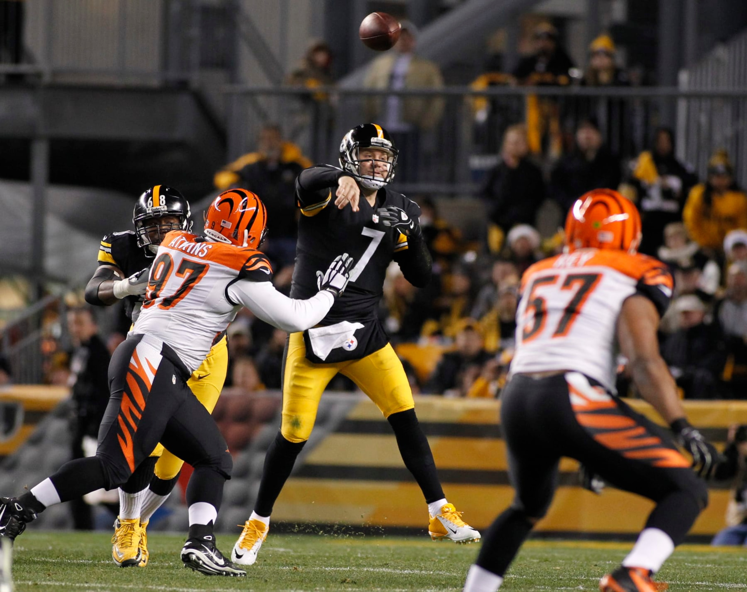 PITTSBURGH, PA - DECEMBER 28:  Ben Roethlisberger #7 of the Pittsburgh Steelers plays against the Cincinnati Bengals on December 28, 2014 at Heinz Field in Pittsburgh, Pennsylvania.  (Photo by Justin K. Aller/Getty Images) 