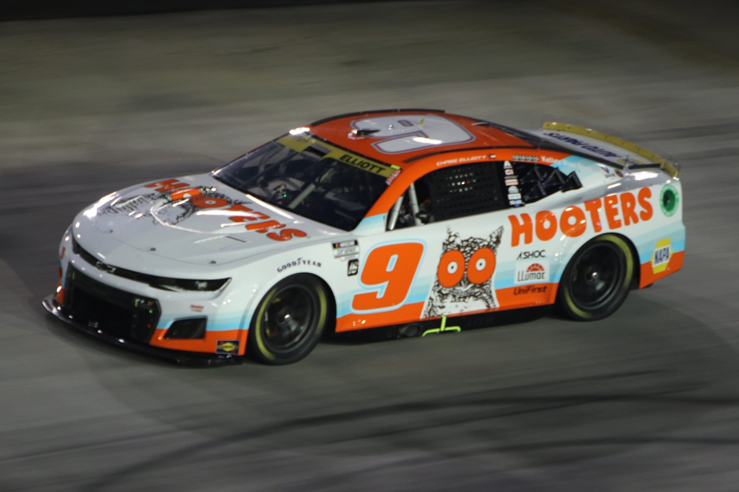 BRISTOL, TN - SEPTEMBER 17: Chase Elliott (#9 Hendrick Motorsports Hooter's Chevrolet) races into turn 4 during the running of the NASCAR Cup Series Playoff Bass Pro Shops  Night Race on September 17, 2022 at Bristol Motor Speedway in Bristol, TN. (Photo by Jeff Robinson/Icon Sportswire via Getty Images)