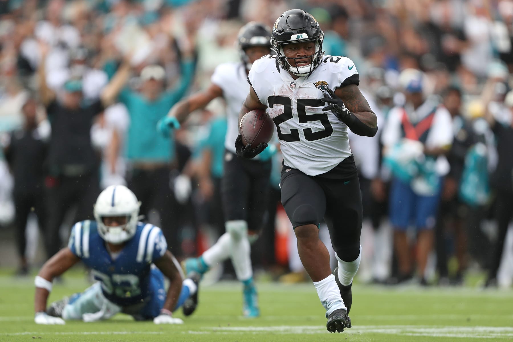 JACKSONVILLE, FLORIDA - SEPTEMBER 18: James Robinson #25 of the Jacksonville Jaguars runs the ball for a touchdown during the first half against the Indianapolis Colts at TIAA Bank Field on September 18, 2022 in Jacksonville, Florida. (Photo by Courtney Culbreath/Getty Images) JACKSONVILLE, FLORIDA - SEPTEMBER 18: James Robinson #25 of the Jacksonville Jaguars runs the ball for a touchdown during the first half against the Indianapolis Colts at TIAA Bank Field on September 18, 2022 in Jacksonville, Florida. (Photo by Courtney Culbreath/Getty Images)