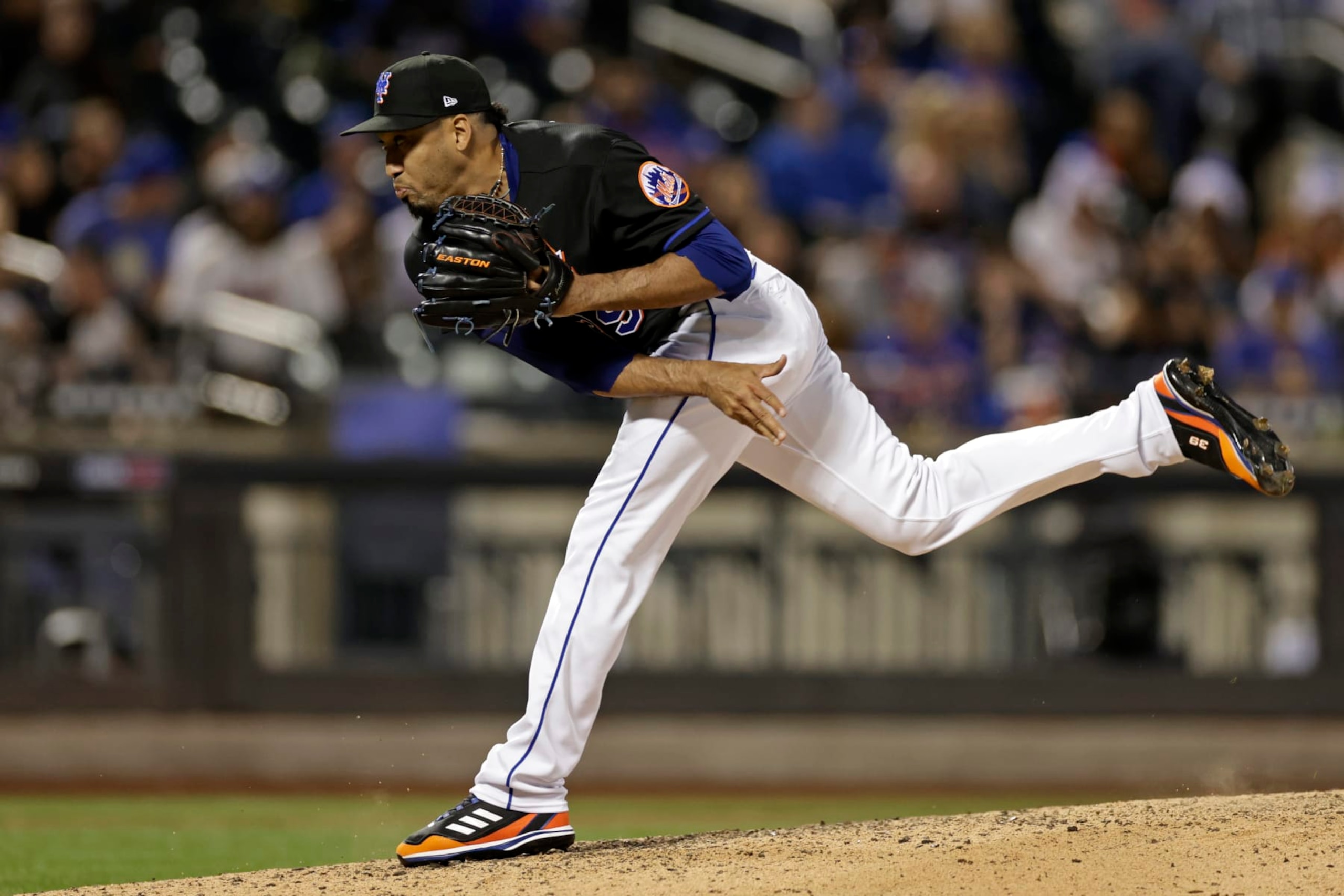 NEW YORK, NY - SEPTEMBER 16: Edwin Diaz #39 of the New York Mets pitches during the eighth inning against the Pittsburgh Pirates at Citi Field on September 16, 2022 in the Queens borough of New York City. (Photo by Adam Hunger/Getty Images)