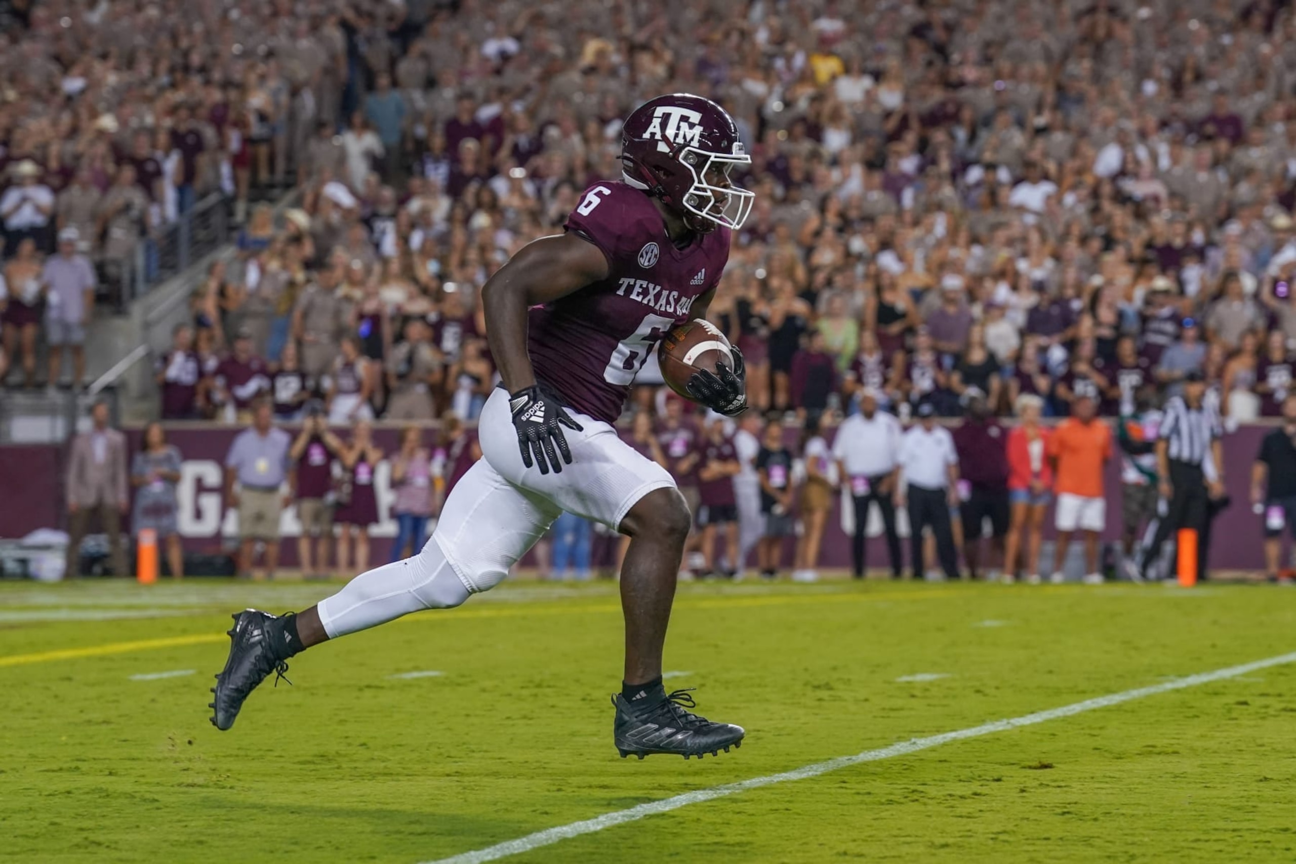 COLLEGE STATION, TX - SEPTEMBER 17: Texas A&M Aggies running back Devon Achane (6) returns a kick during the game between the Miami Hurricanes and the Texas A&M Aggies on September 17, 2022, at Kyle Field in College Station, Texas. Photo by Daniel Dunn/Icon Sportswire via Getty Images)
