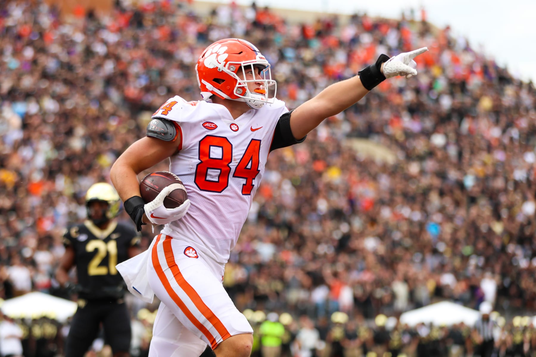 WINSTON-SALEM, NC - SEPTEMBER 24: Davis Allen (84) of the Clemson Tigers points to the stands after scoring a touchdown during a football game between the Wake Forest Demon Deacons and the Clemson Tigers on September 24, 2022, at Truist Field in Winston-Salem, NC. (Photo by David Jensen/Icon Sportswire via Getty Images)