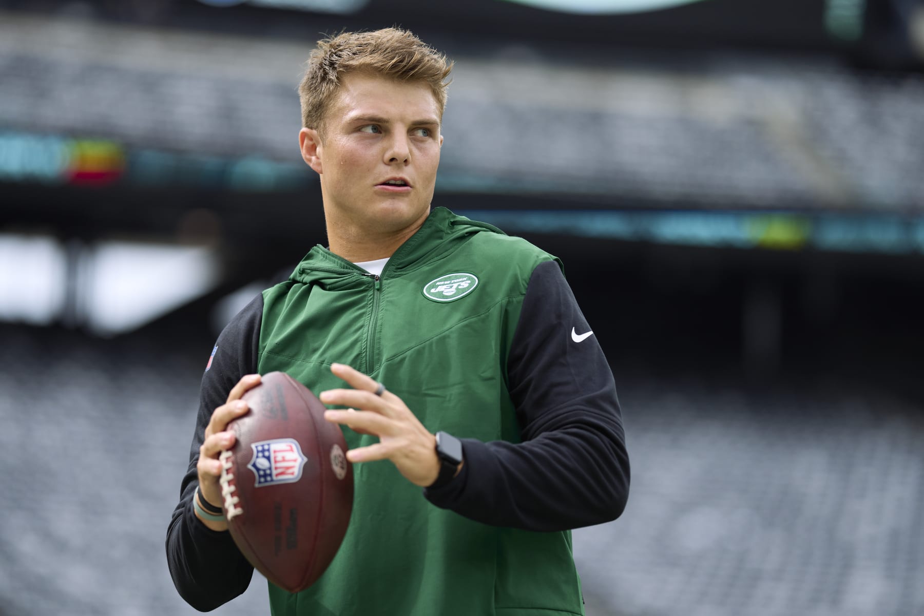 EAST RUTHERFORD, NJ - SEPTEMBER 25: Zach Wilson #2 of the New York Jets warms up before kickoff against the Cincinnati Bengals at MetLife Stadium on September 25, 2022 in East Rutherford, New Jersey. (Photo by Cooper Neill/Getty Images) EAST RUTHERFORD, NJ - SEPTEMBER 25: Zach Wilson #2 of the New York Jets warms up before kickoff against the Cincinnati Bengals at MetLife Stadium on September 25, 2022 in East Rutherford, New Jersey. (Photo by Cooper Neill/Getty Images)