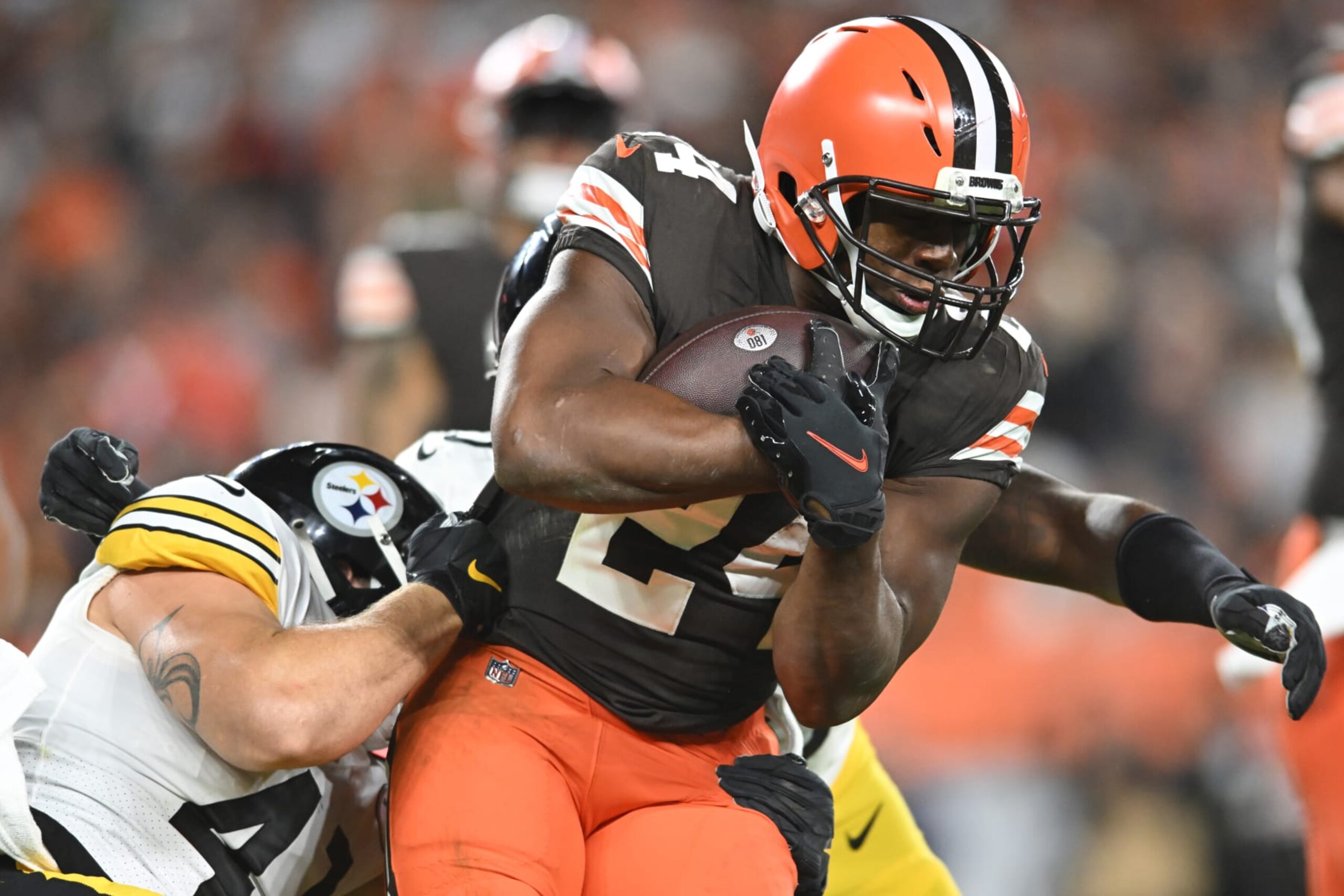 CLEVELAND, OHIO - SEPTEMBER 22: Nick Chubb #24 of the Cleveland Browns carries during the third quarter ahead of Robert Spillane #41 of the Pittsburgh Steelers at FirstEnergy Stadium on September 22, 2022 in Cleveland, Ohio. (Photo by Nick Cammett/Getty Images)