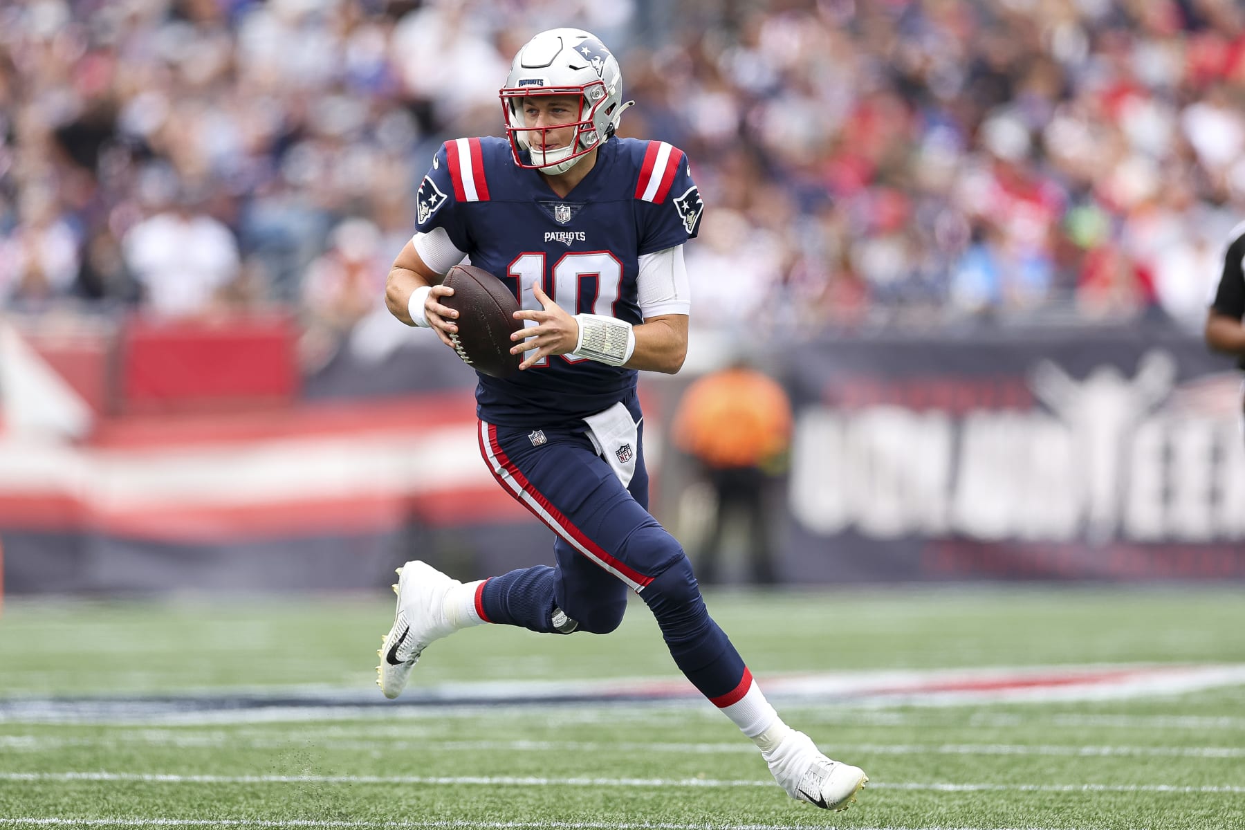 FOXBOROUGH, MASSACHUSETTS - SEPTEMBER 25: Quarterback Mac Jones #10 of the New England Patriots scrambles during the first half at Gillette Stadium on September 25, 2022 in Foxborough, Massachusetts. (Photo by Maddie Meyer/Getty Images)