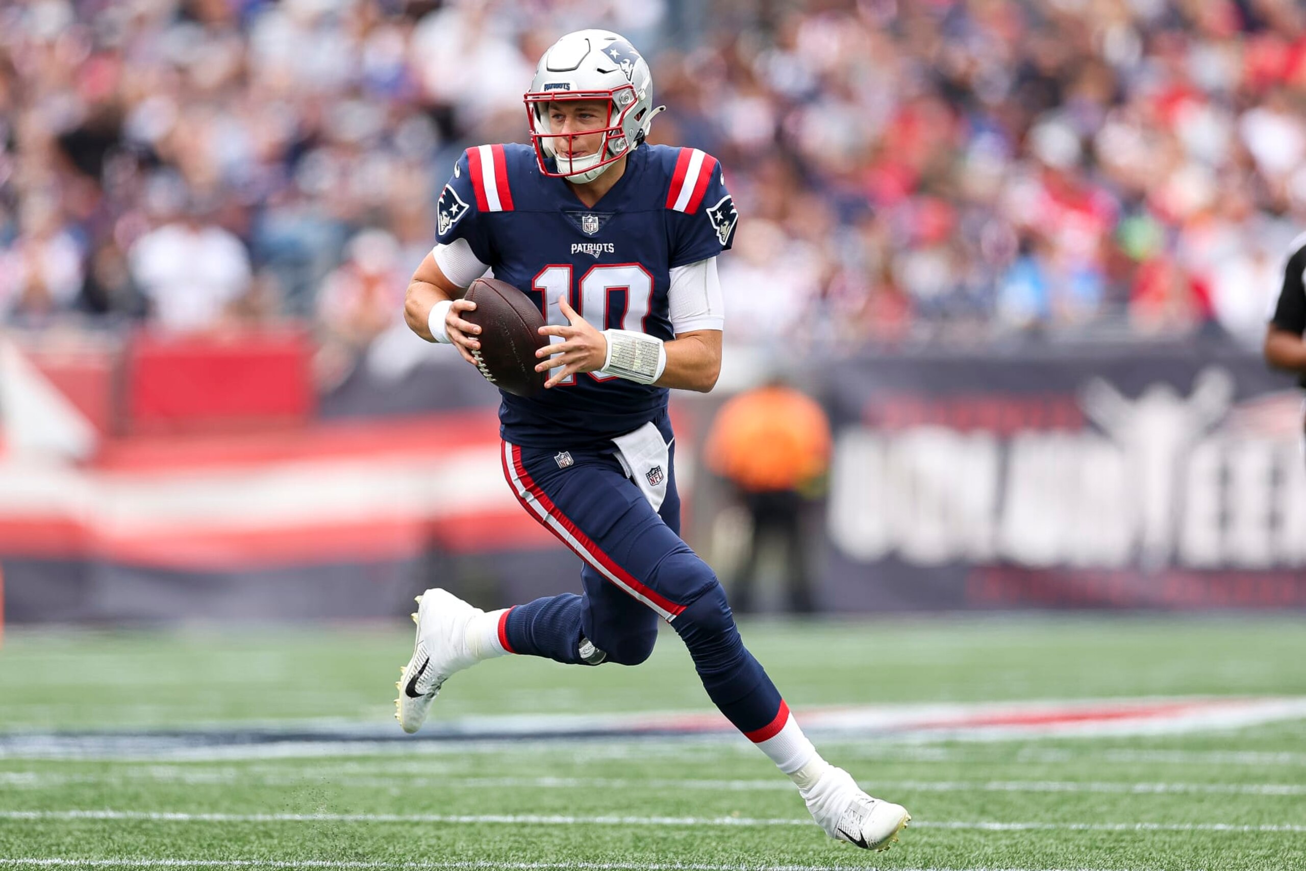 FOXBOROUGH, MASSACHUSETTS - SEPTEMBER 25: Quarterback Mac Jones #10 of the New England Patriots scrambles during the first half at Gillette Stadium on September 25, 2022 in Foxborough, Massachusetts. (Photo by Maddie Meyer/Getty Images)
