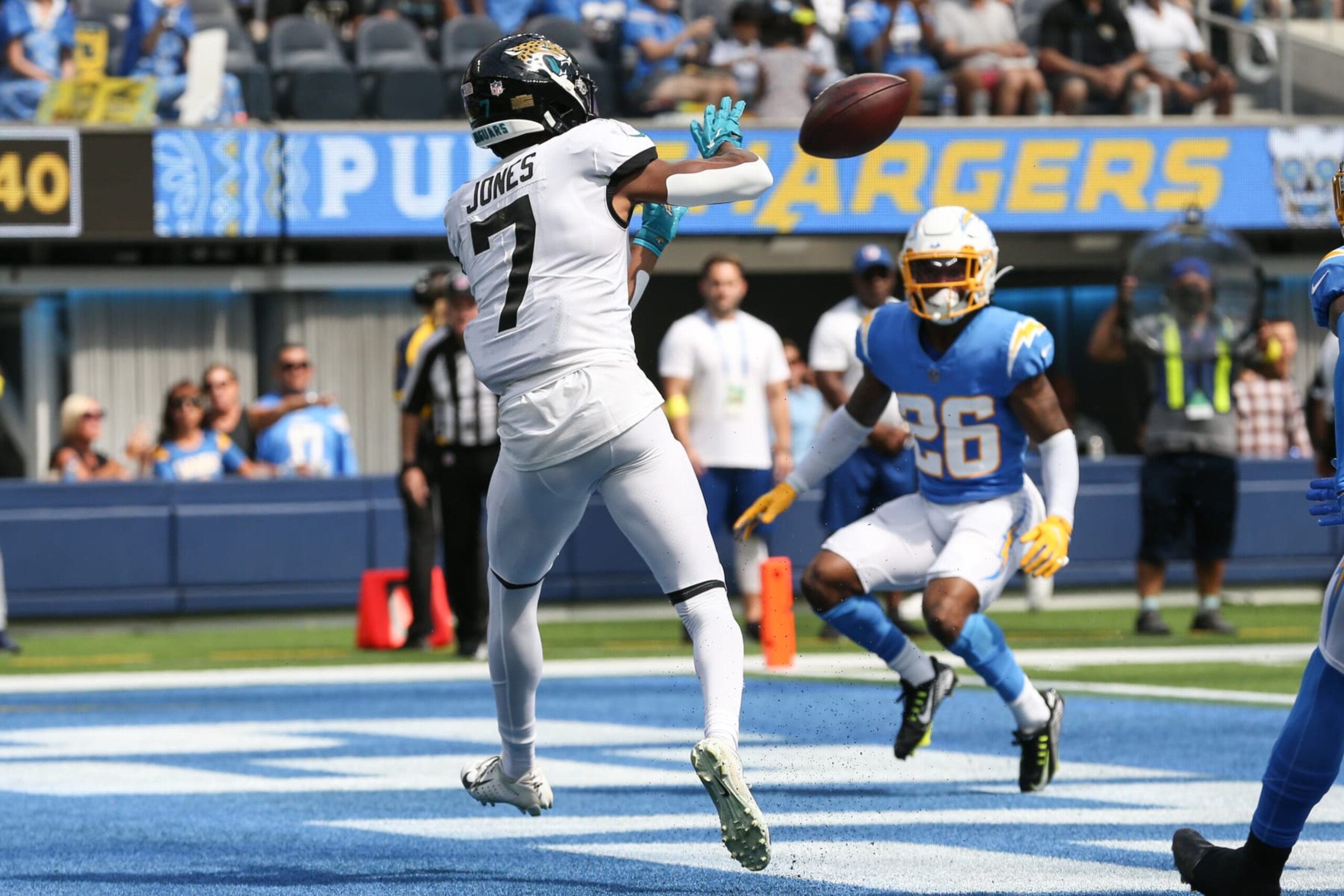 INGLEWOOD, CA - SEPTEMBER 25: Jacksonville Jaguars wide receiver Zay Jones (7) catches a touchdown during the Jacksonville Jaguars vs Los Angeles Chargers at Sofi Stadium on Sunday September 25, 2022 in Inglewood, CA. (Photo by Jevone Moore/Icon Sportswire via Getty Images)