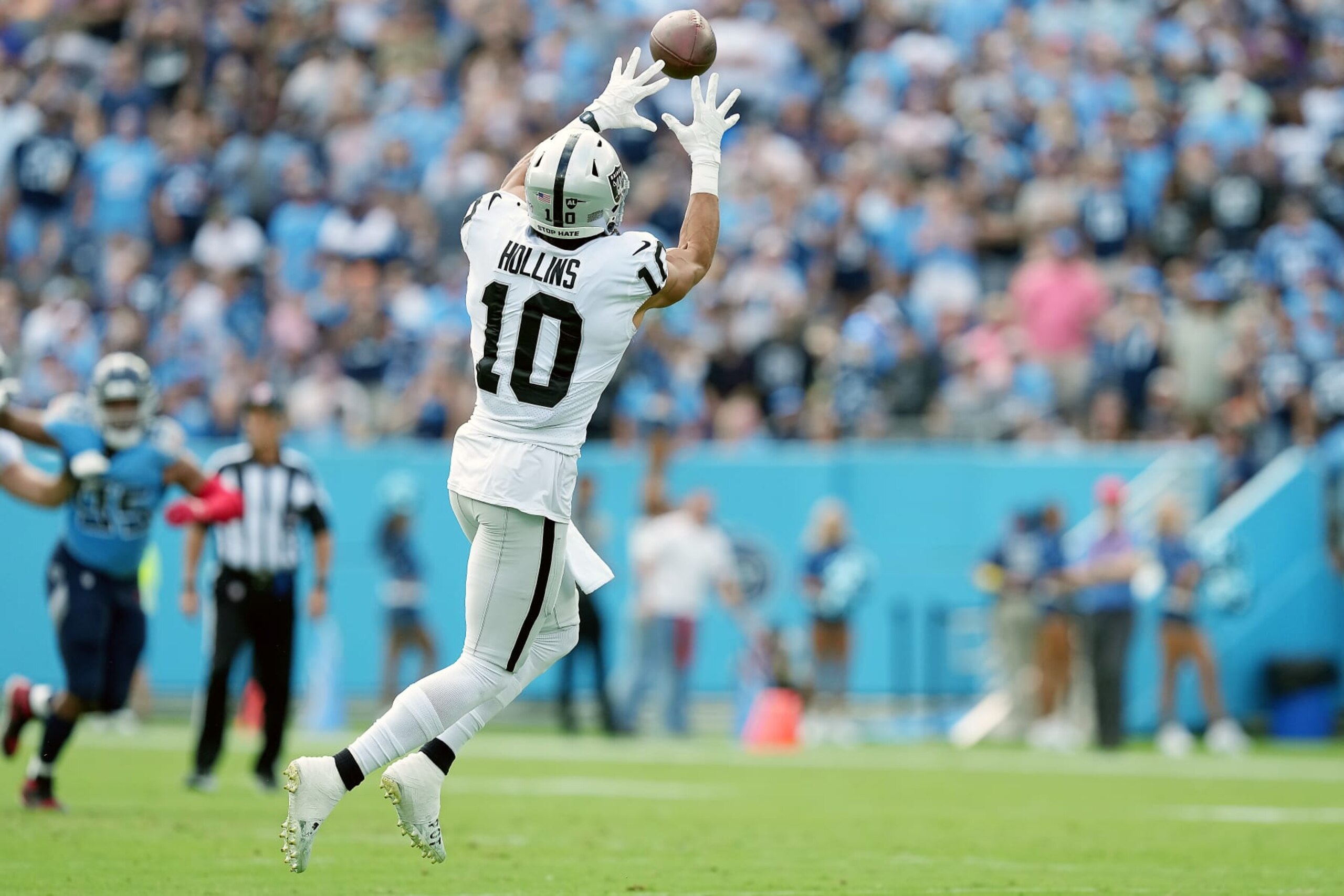 NASHVILLE, TENNESSEE - SEPTEMBER 25: Mack Hollins #10 of the Las Vegas Raiders catches a pass for a first down against the Tennessee Titans during the first quarter at Nissan Stadium on September 25, 2022 in Nashville, Tennessee. (Photo by Dylan Buell/Getty Images)