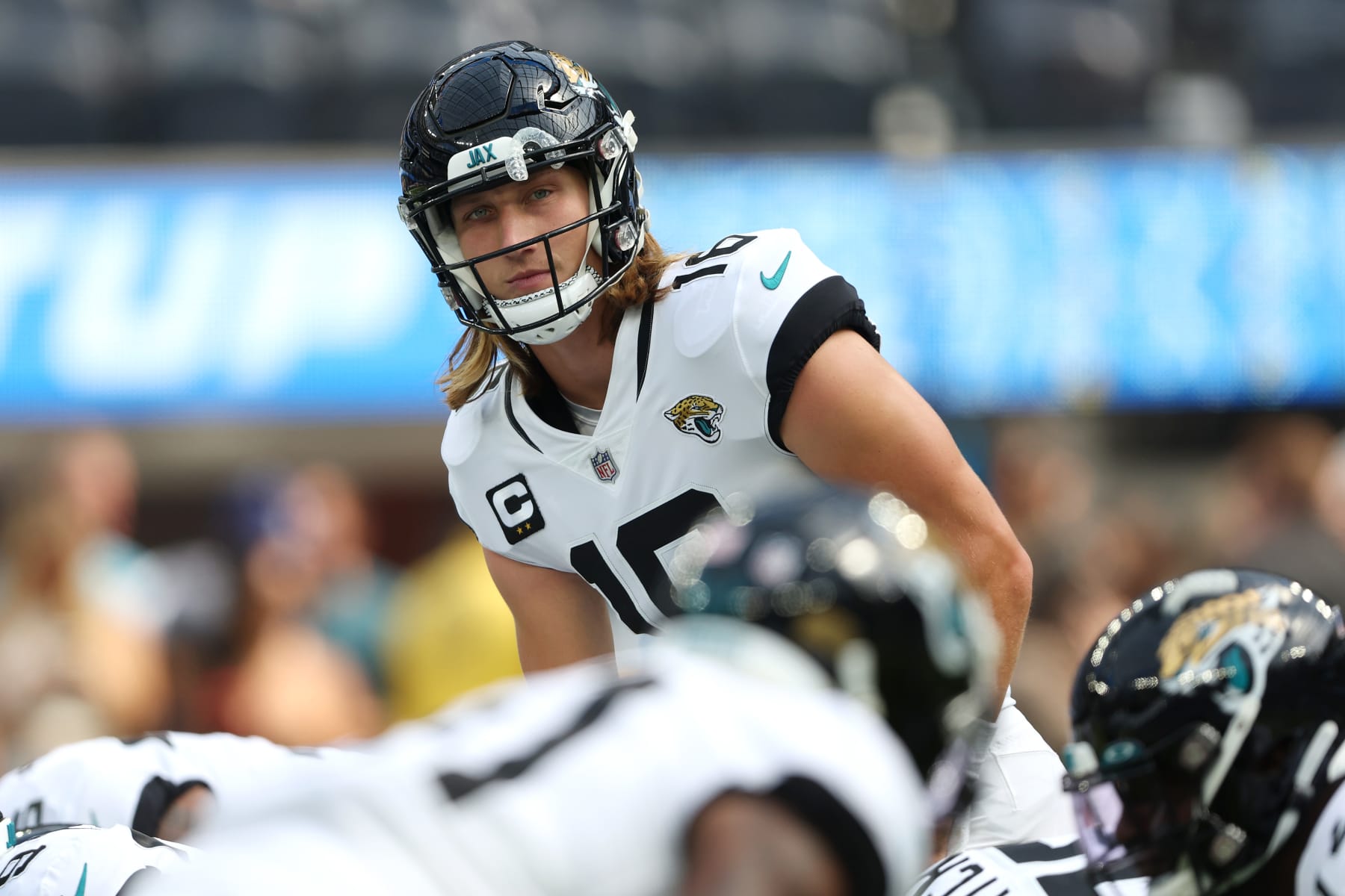 INGLEWOOD, CALIFORNIA - SEPTEMBER 25:  Trevor Lawrence #16 of the Jacksonville Jaguars warms up before his game against the Los Angeles Chargers at SoFi Stadium on September 25, 2022 in Inglewood, California. (Photo by Sean M. Haffey/Getty Images)