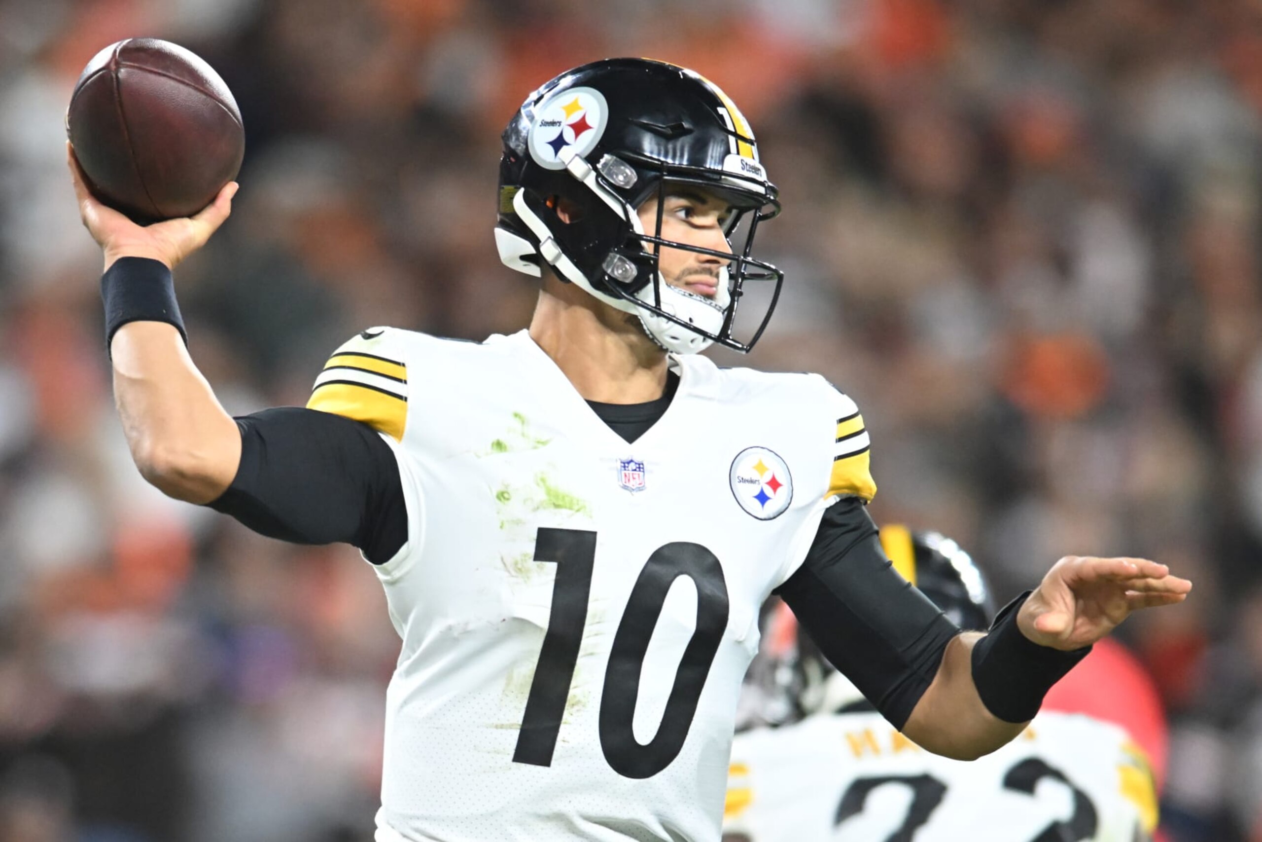 CLEVELAND, OHIO - SEPTEMBER 22: Mitch Trubisky #10 of the Pittsburgh Steelers looks to pass during the second half against the Cleveland Browns at FirstEnergy Stadium on September 22, 2022 in Cleveland, Ohio. (Photo by Nick Cammett/Getty Images)