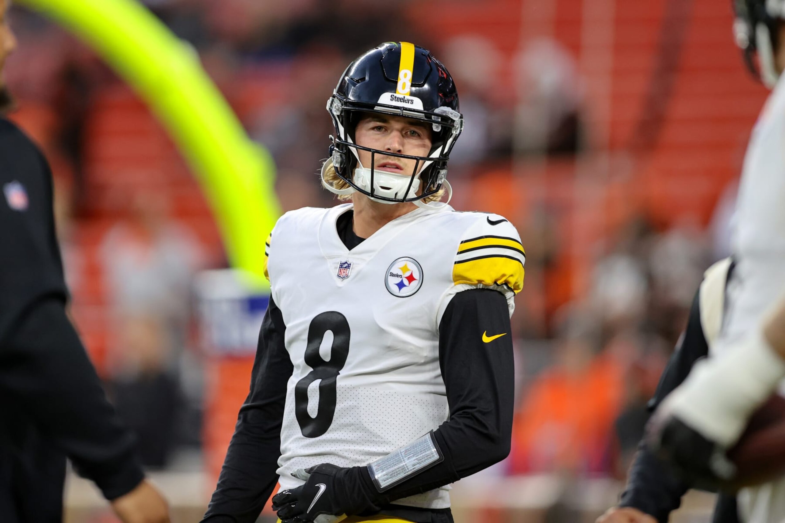 CLEVELAND, OH - SEPTEMBER 22: Pittsburgh Steelers quarterback Kenny Pickett (8) on the field prior to the National Football League game between the Pittsburgh Steelers and Cleveland Browns on September 22, 2022, at FirstEnergy Stadium in Cleveland, OH. (Photo by Frank Jansky/Icon Sportswire via Getty Images)