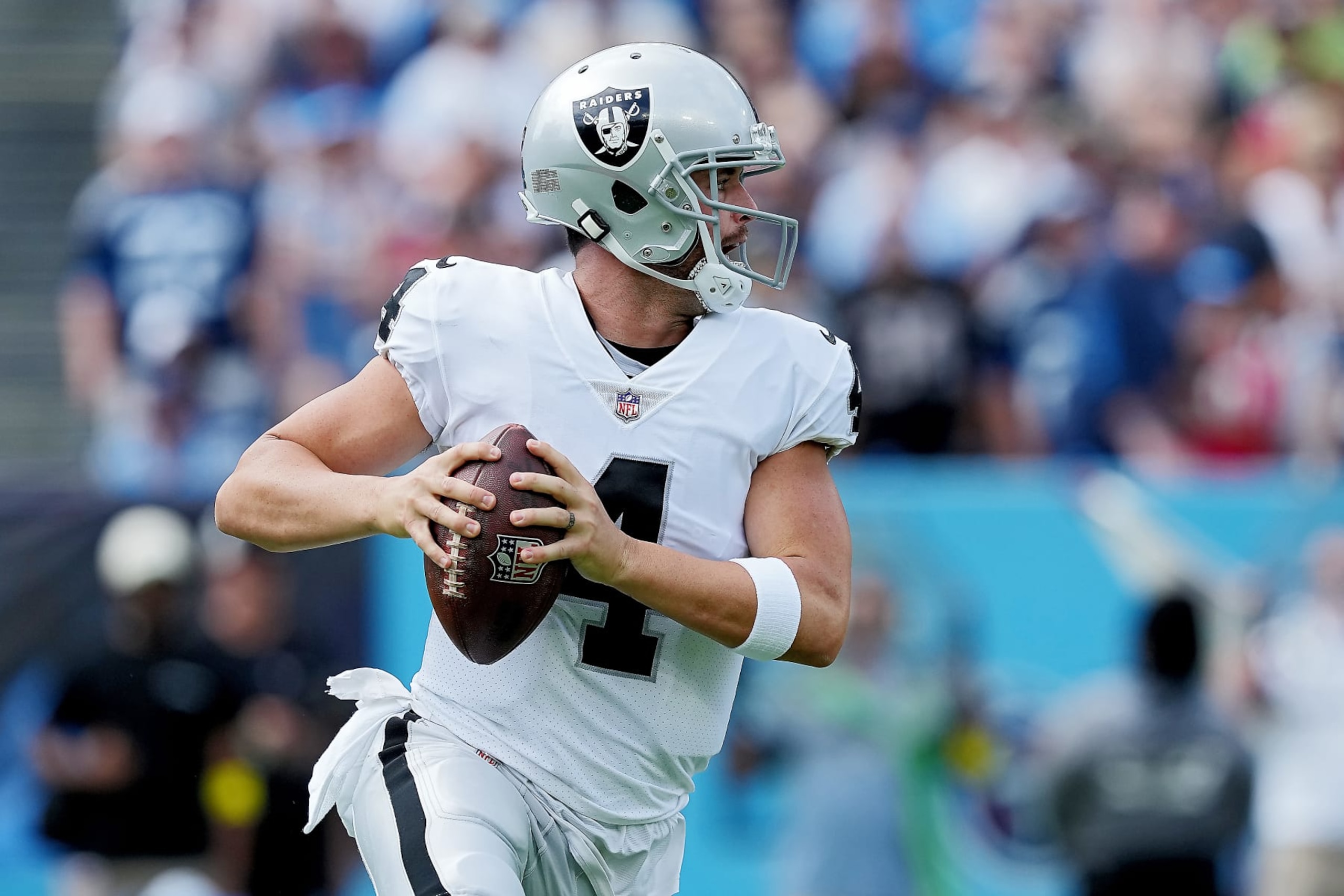 NASHVILLE, TENNESSEE - SEPTEMBER 25: Quarterback Derek Carr #4 of the Las Vegas Raiders looks for a pass in the first quarter of the game against the Tennessee Titans at Nissan Stadium on September 25, 2022 in Nashville, Tennessee. (Photo by Dylan Buell/Getty Images)
