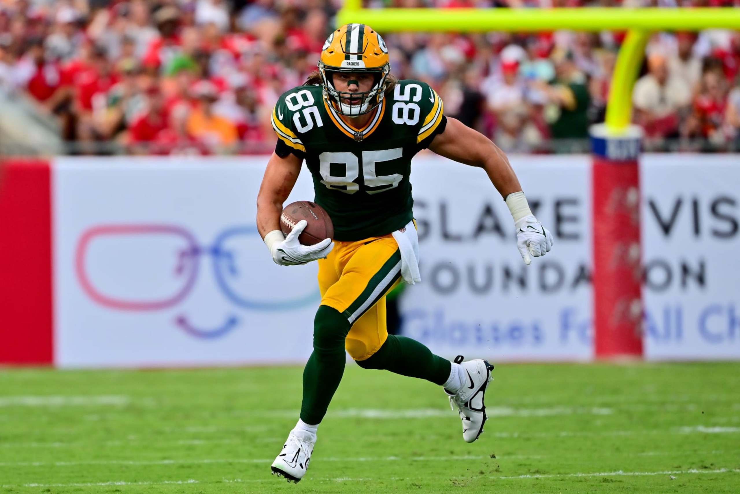 TAMPA, FLORIDA - SEPTEMBER 25: Robert Tonyan #85 of the Green Bay Packers runs the ball against the Tampa Bay Buccaneers during the fourth quarter in the game at Raymond James Stadium on September 25, 2022 in Tampa, Florida. (Photo by Julio Aguilar/Getty Images)
