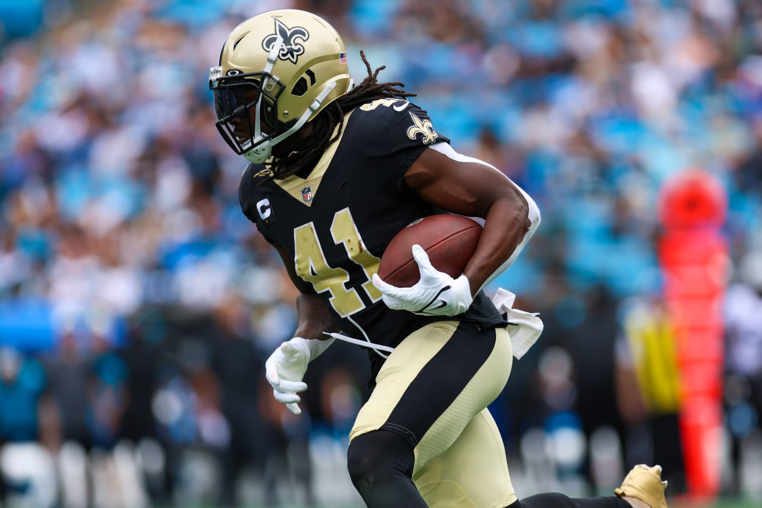 CHARLOTTE, NC - SEPTEMBER 25: Alvin Kamara (41) of the New Orleans Saints runs the ball during a football game between the Carolina Panthers and the New Orleans Saints on September 25, 2022, at Bank of America Stadium in Charlotte, NC. (Photo by David Jensen/Icon Sportswire via Getty Images) CHARLOTTE, NC - SEPTEMBER 25: Alvin Kamara (41) of the New Orleans Saints runs the ball during a football game between the Carolina Panthers and the New Orleans Saints on September 25, 2022, at Bank of America Stadium in Charlotte, NC. (Photo by David Jensen/Icon Sportswire via Getty Images)