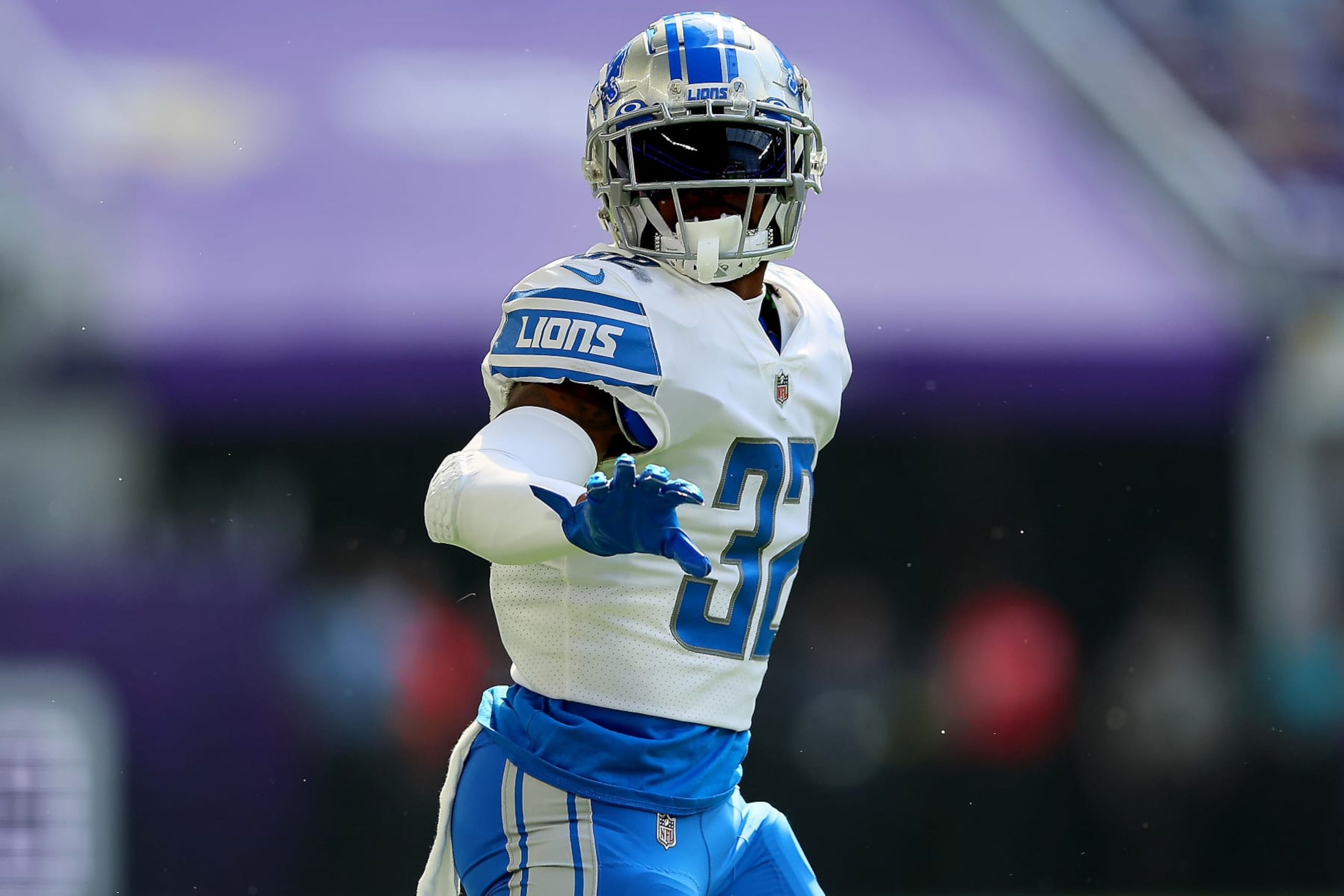 MINNEAPOLIS, MINNESOTA - SEPTEMBER 25: D'Andre Swift #32 of the Detroit Lions gestures during the second half of the game against the Minnesota Vikings at U.S. Bank Stadium on September 25, 2022 in Minneapolis, Minnesota. (Photo by Adam Bettcher/Getty Images)