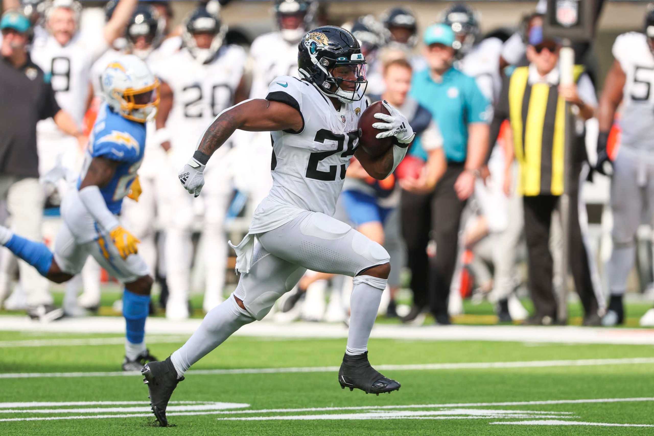 INGLEWOOD, CALIFORNIA - SEPTEMBER 25: James Robinson #25 of the Jacksonville Jaguars scores a touchdown during the third quarter against the Los Angeles Chargers at SoFi Stadium on September 25, 2022 in Inglewood, California. (Photo by Sean M. Haffey/Getty Images) INGLEWOOD, CALIFORNIA - SEPTEMBER 25: James Robinson #25 of the Jacksonville Jaguars scores a touchdown during the third quarter against the Los Angeles Chargers at SoFi Stadium on September 25, 2022 in Inglewood, California. (Photo by Sean M. Haffey/Getty Images)