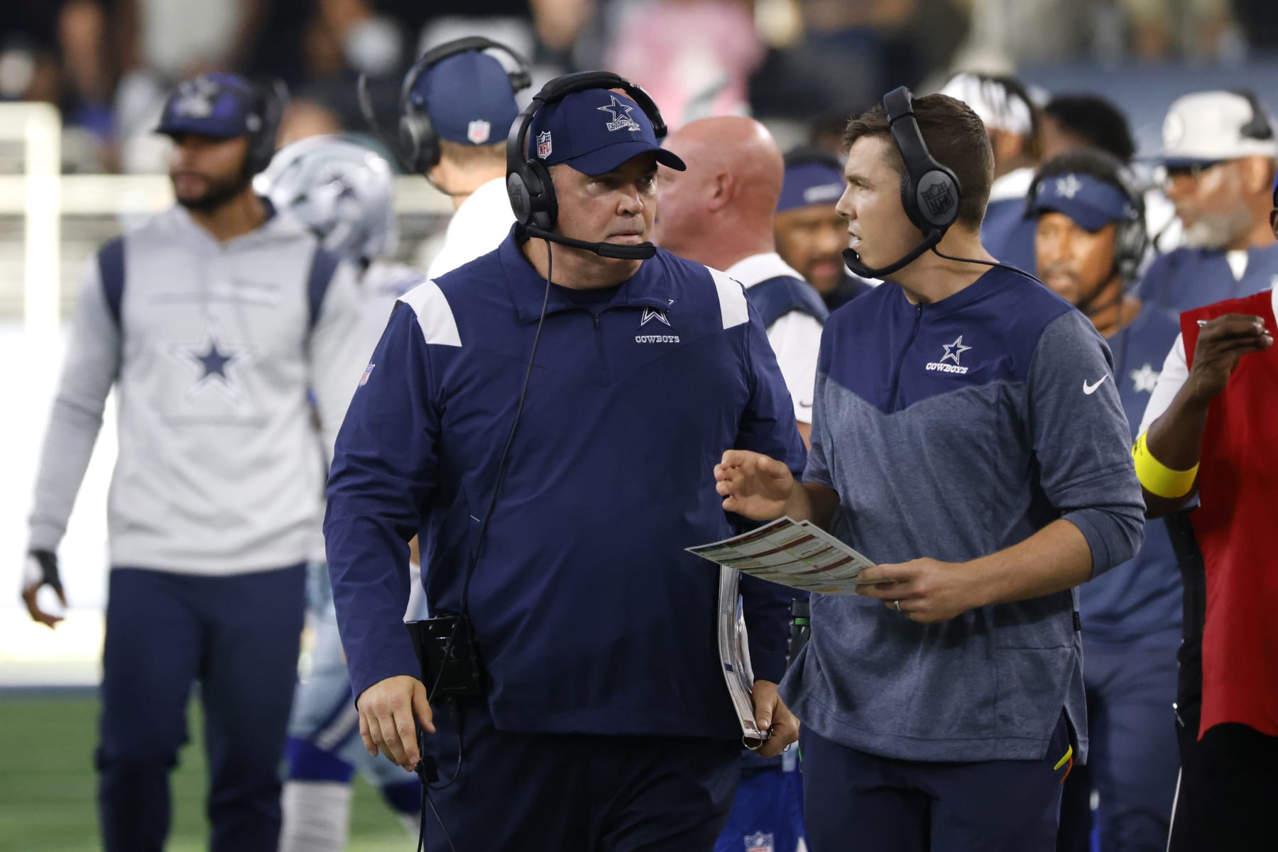 Dallas Cowboys head coach Mike McCarthy and offensive coordinator Kellen Moore talk during an NFL football game against the Cincinnati Bengals in Arlington, Texas, Sunday, Sept. 18, 2020. (AP Photo/Ron Jenkins)