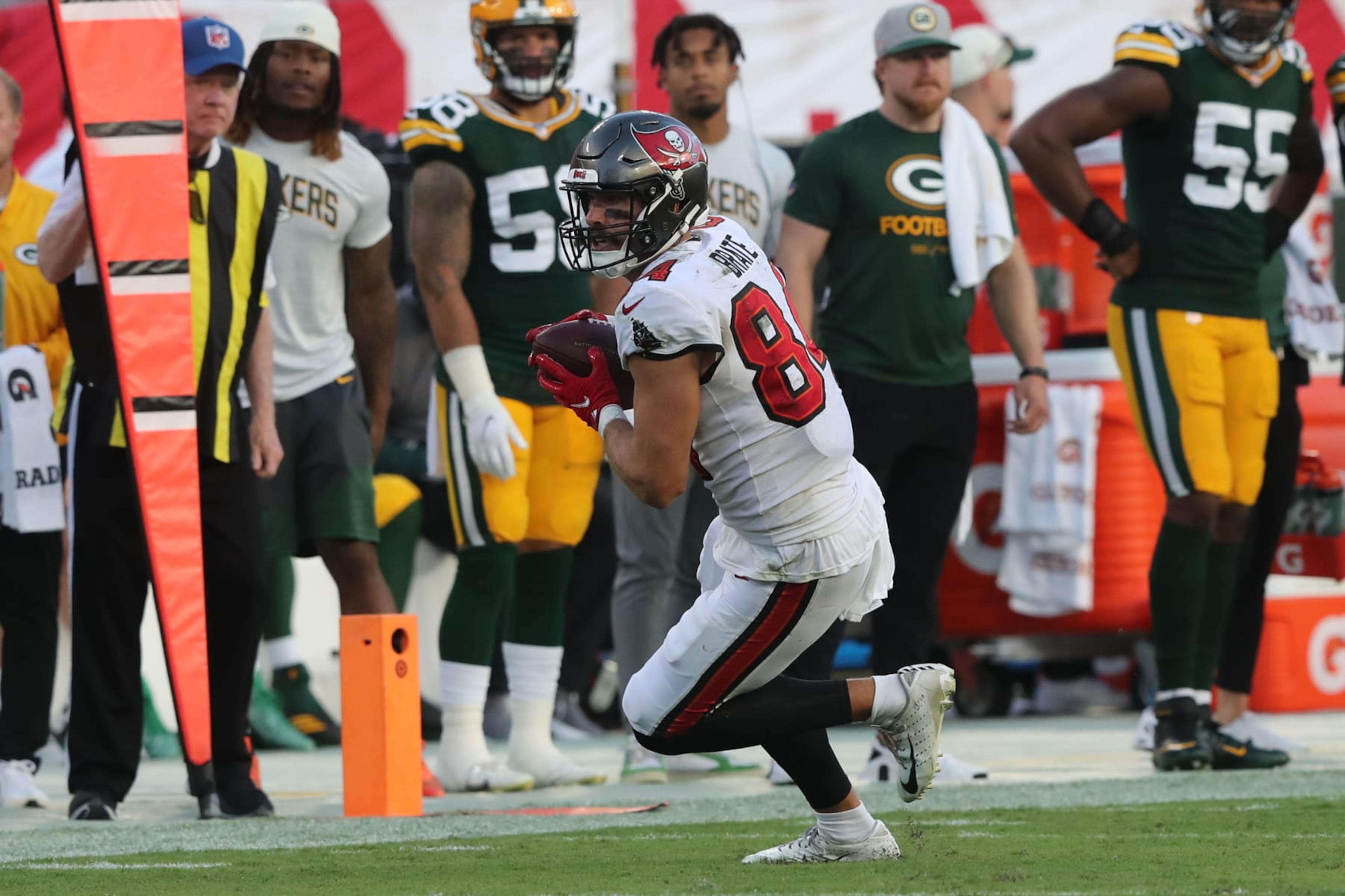 TAMPA, FL - SEPTEMBER 25: Tampa Bay Buccaneers Tight End Cameron Brate (84) runs with the ball after the catch during the regular season game between the Green Bay Packers and the Tampa Bay Buccaneers on September 25, 2022 at Raymond James Stadium in Tampa, Florida. (Photo by Cliff Welch/Icon Sportswire via Getty Images) TAMPA, FL - SEPTEMBER 25: Tampa Bay Buccaneers Tight End Cameron Brate (84) runs with the ball after the catch during the regular season game between the Green Bay Packers and the Tampa Bay Buccaneers on September 25, 2022 at Raymond James Stadium in Tampa, Florida. (Photo by Cliff Welch/Icon Sportswire via Getty Images)