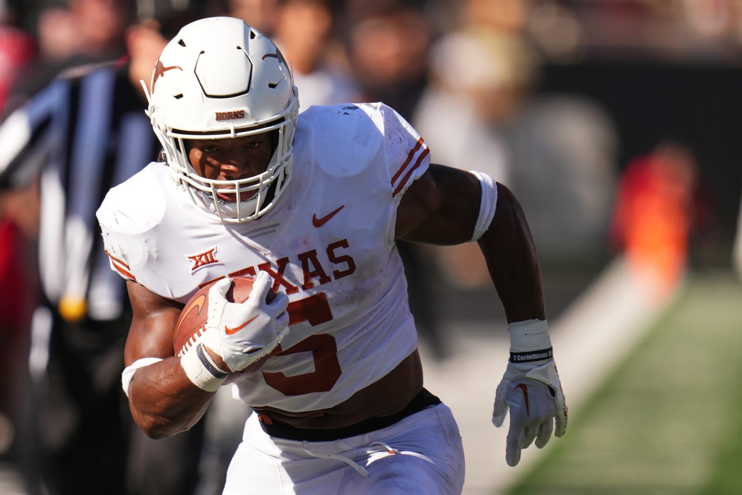 LUBBOCK, TEXAS - SEPTEMBER 24: Bijan Robinson #5 of the Texas Longhorns rushes during the second half against the Texas Tech Red Raiders at Jones AT&T Stadium on September 24, 2022 in Lubbock, Texas. (Photo by Josh Hedges/Getty Images)