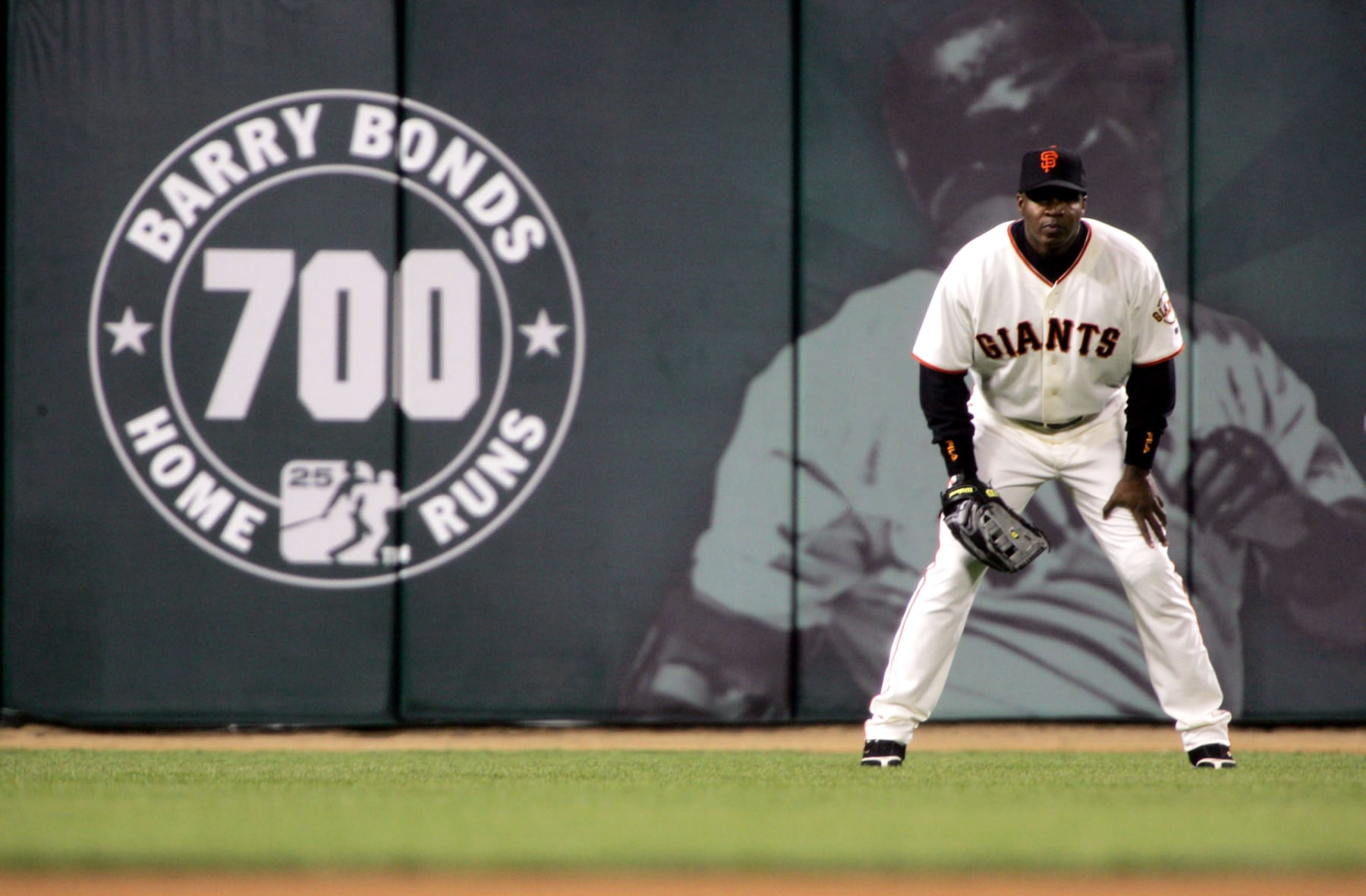 SAN FRANCISCO - SEPTEMBER 17:  Barry Bonds #25 of the San Francisco Giants stands in left field in the top of the fourth inning by the just unveiled sign celebrating his hitting career home run # 700 in the bottom of the third inning against the San Diego Padres on September 17, 2004 at SBC Park in San Francisco, California.  (Photo by Stephen Dunn/Getty Images)