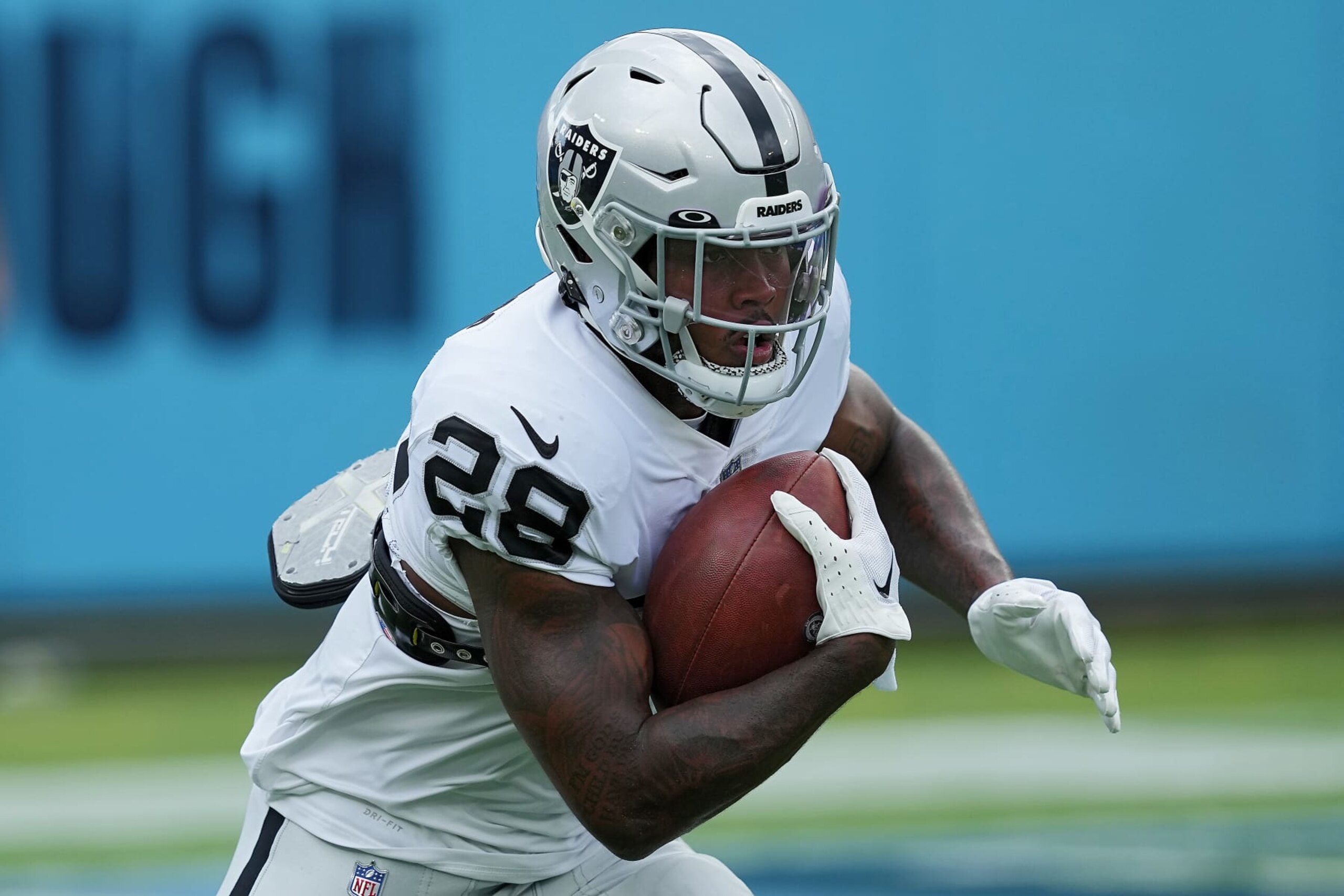 NASHVILLE, TENNESSEE - SEPTEMBER 25: Running back Josh Jacobs #28 of the Las Vegas Raiders warms up before the game against the Tennessee Titans at Nissan Stadium on September 25, 2022 in Nashville, Tennessee. (Photo by Dylan Buell/Getty Images)