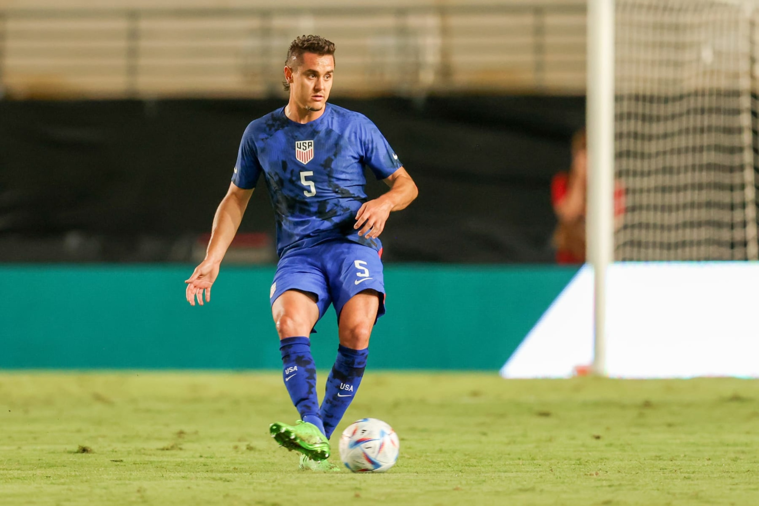 MURCIA, SPAIN - SEPTEMBER 27: Aaron Long #5 of the United States passes off the ball during a game between Saudi Arabia and USMNT at Estadio Nueva Condomina on September 27, 2022 in Murcia, Spain. (Photo by John Dorton/ISI Photos/Getty Images) MURCIA, SPAIN - SEPTEMBER 27: Aaron Long #5 of the United States passes off the ball during a game between Saudi Arabia and USMNT at Estadio Nueva Condomina on September 27, 2022 in Murcia, Spain. (Photo by John Dorton/ISI Photos/Getty Images)