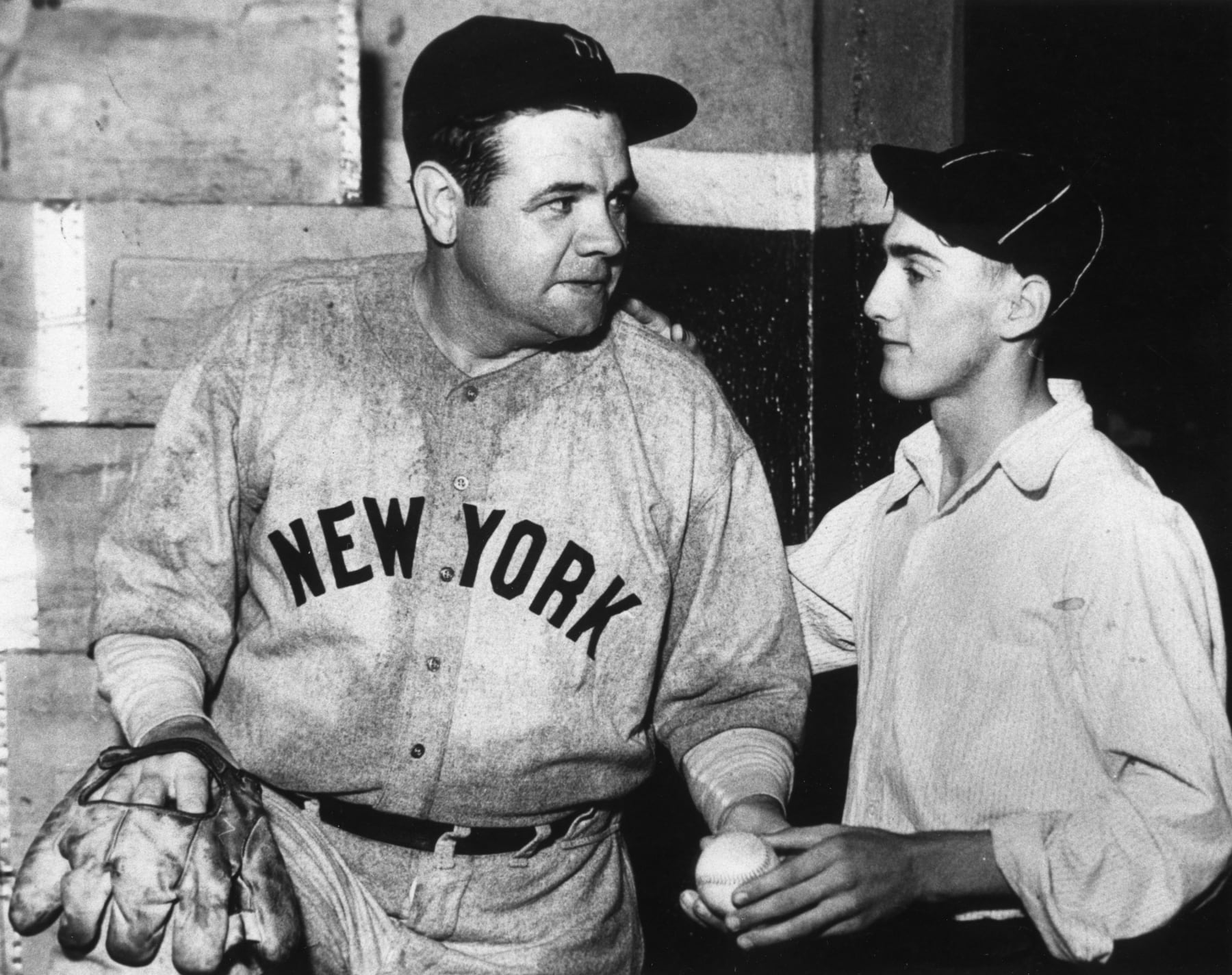 NEW YORK - JULY 13, 1934.  Babe Ruth hands Leonard Beals an autographed ball in exchange for home run ball number 700 for the Babe, which Beals retrieved during a game in Detroit on July 13, 1934.  (Photo by Mark Rucker/Transcendental Graphics, Getty Images) 