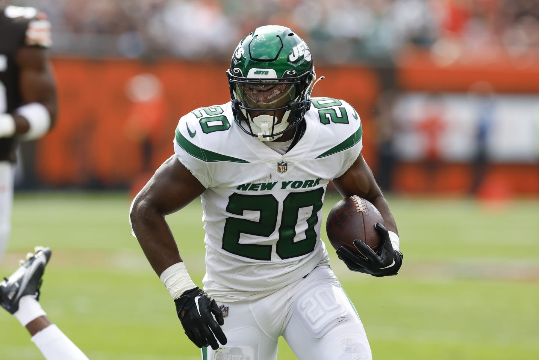 New York Jets running back Breece Hall (20) runs against the Cleveland Browns during the first half of an NFL football game, Sunday, Sept. 18, 2022, in Cleveland. (AP Photo/Ron Schwane)