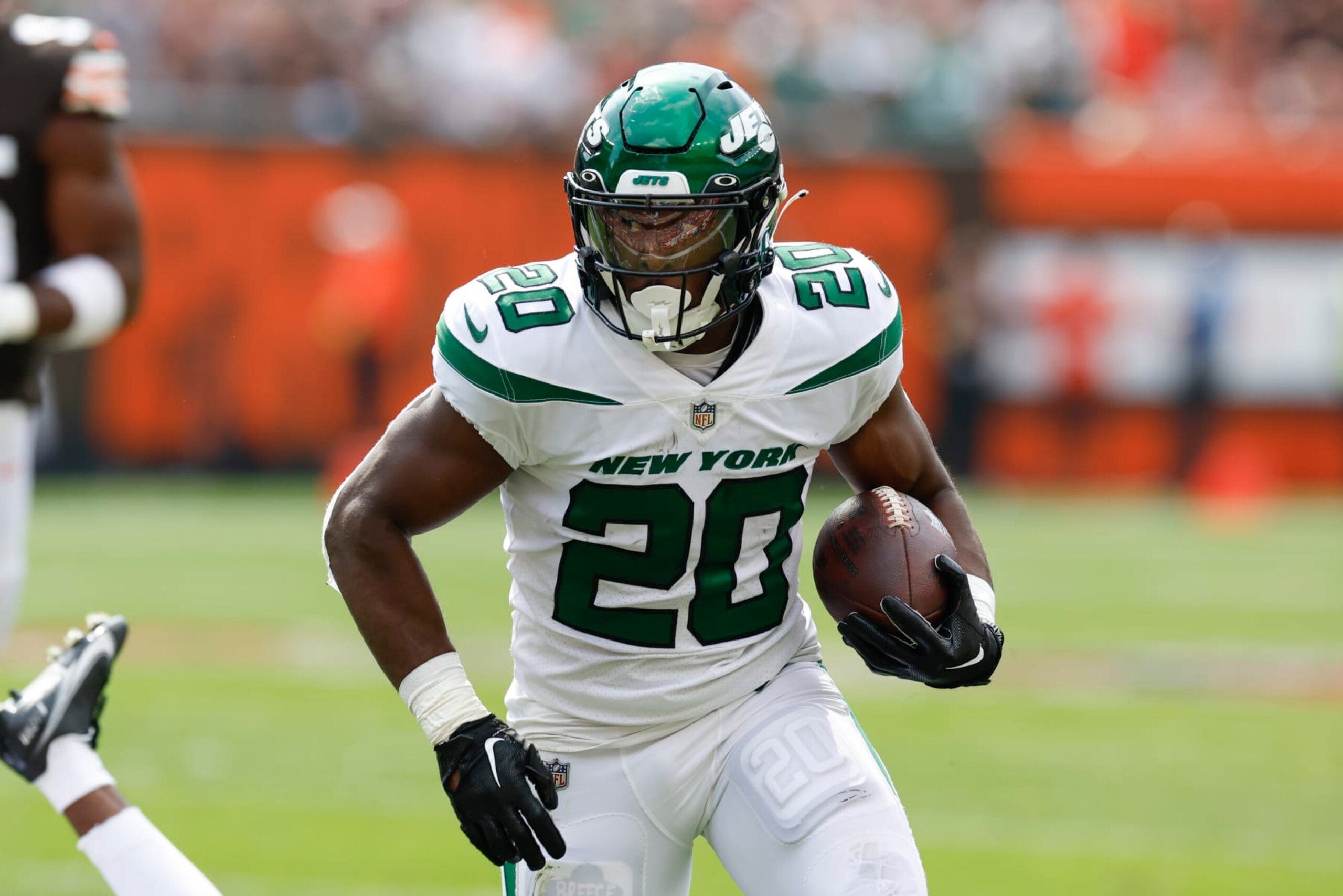 New York Jets running back Breece Hall (20) runs against the Cleveland Browns during the first half of an NFL football game, Sunday, Sept. 18, 2022, in Cleveland. (AP Photo/Ron Schwane)