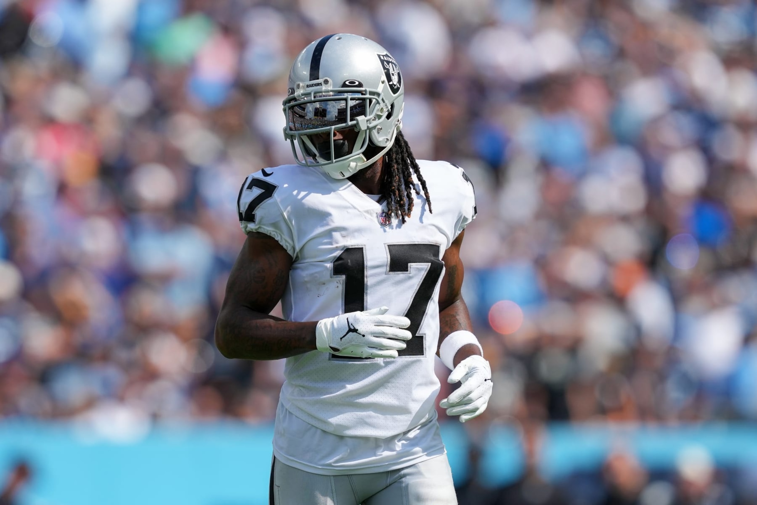 NASHVILLE, TENNESSEE - SEPTEMBER 25: Davante Adams #17 of the Las Vegas Raiders lines up for a play in the fourth quarter against the Tennessee Titans at Nissan Stadium on September 25, 2022 in Nashville, Tennessee. (Photo by Dylan Buell/Getty Images)