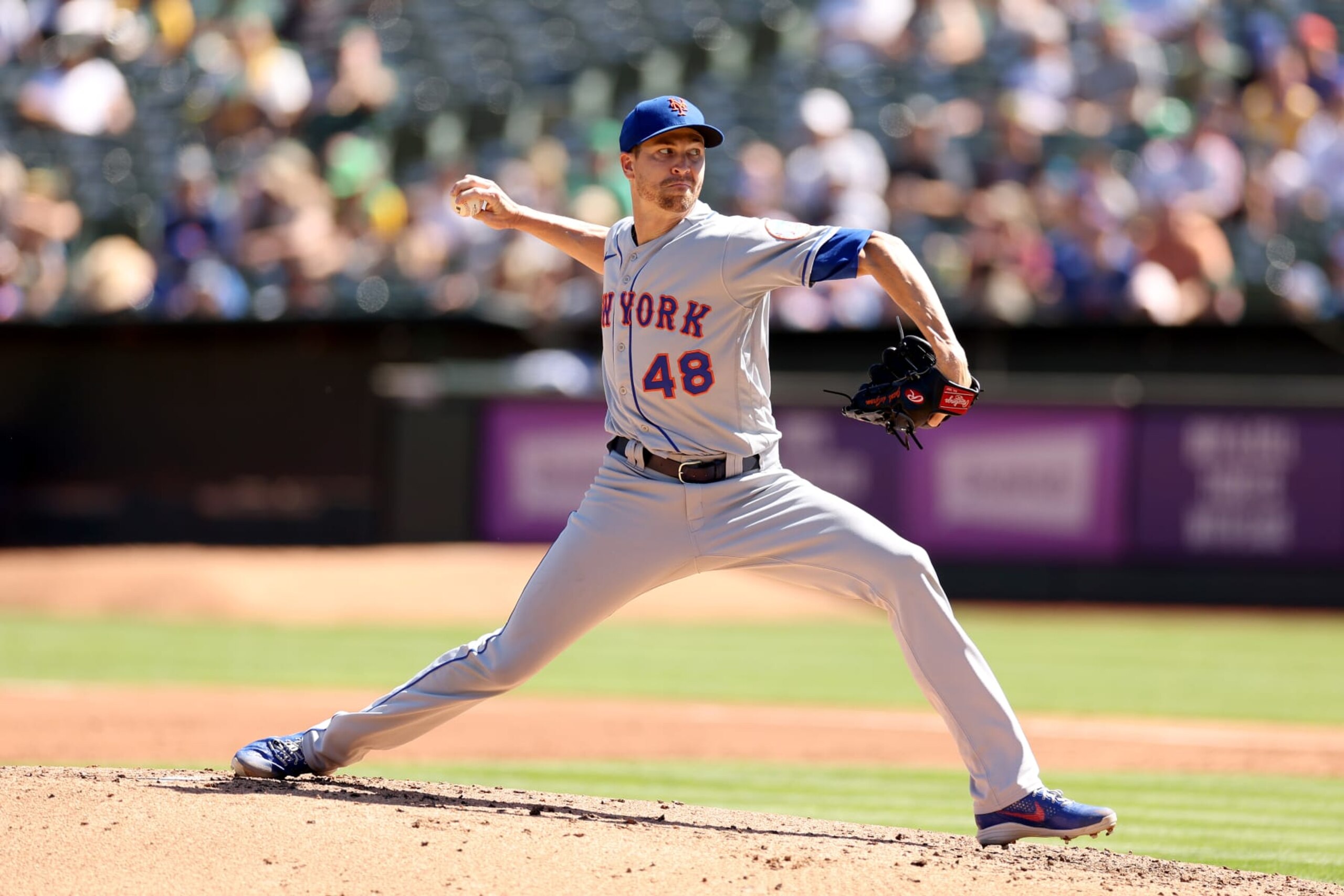 OAKLAND, CALIFORNIA - SEPTEMBER 24: Jacob deGrom #48 of the New York Mets pitches against the Oakland Athletics in the first inning at RingCentral Coliseum on September 24, 2022 in Oakland, California. (Photo by Ezra Shaw/Getty Images)