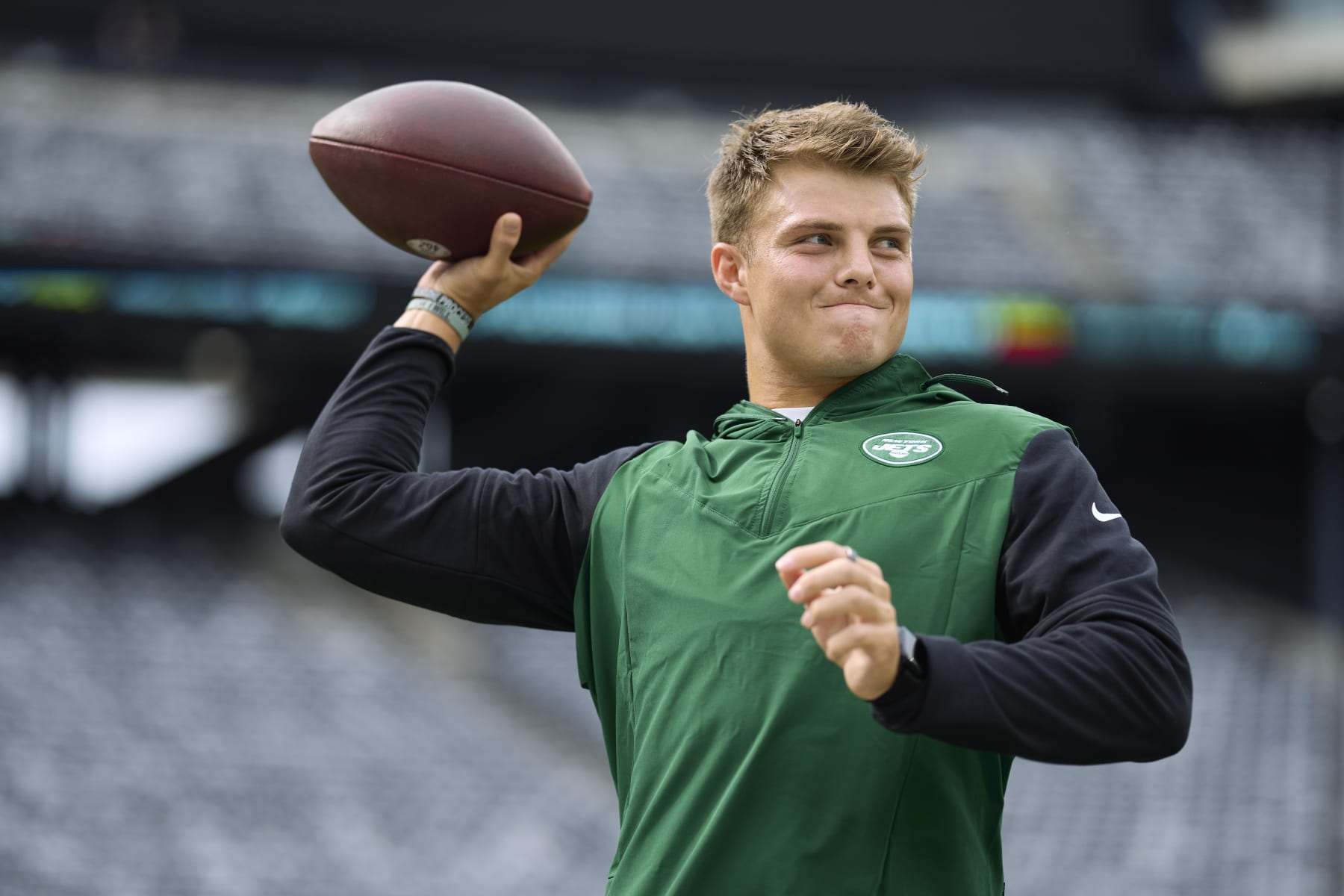 EAST RUTHERFORD, NJ - SEPTEMBER 25: Zach Wilson #2 of the New York Jets warms up before kickoff against the Cincinnati Bengals at MetLife Stadium on September 25, 2022 in East Rutherford, New Jersey. (Photo by Cooper Neill/Getty Images)