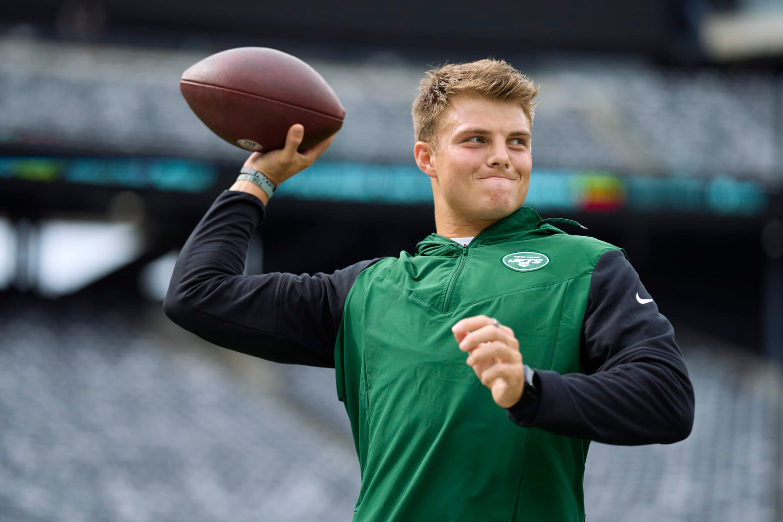 EAST RUTHERFORD, NJ - SEPTEMBER 25: Zach Wilson #2 of the New York Jets warms up before kickoff against the Cincinnati Bengals at MetLife Stadium on September 25, 2022 in East Rutherford, New Jersey. (Photo by Cooper Neill/Getty Images)
