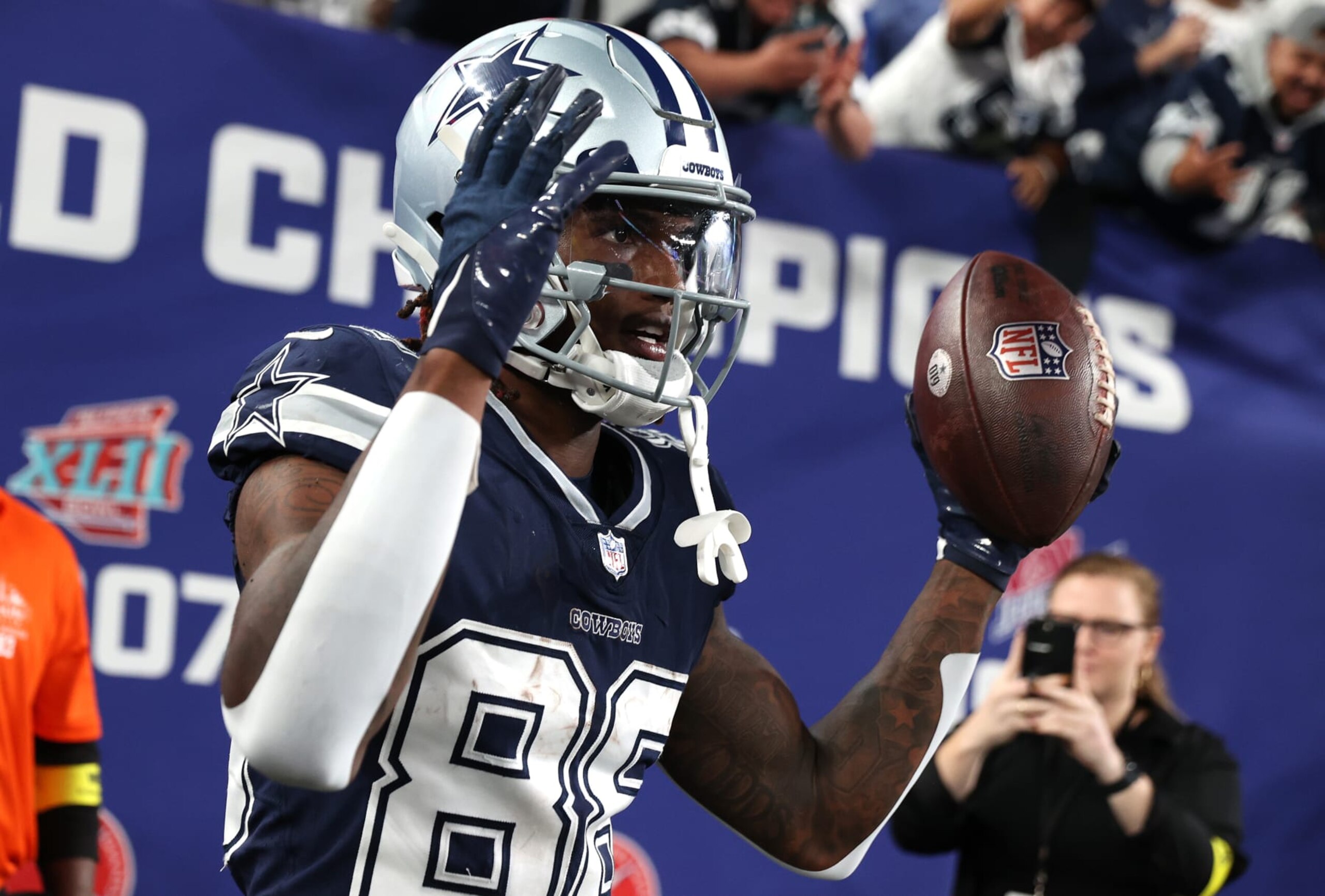 EAST RUTHERFORD, NEW JERSEY - SEPTEMBER 26: CeeDee Lamb #88 of the Dallas Cowboys celebrates after scoring a touchdown against the New York Giants during the fourth quarter in the game at MetLife Stadium on September 26, 2022 in East Rutherford, New Jersey. (Photo by Elsa/Getty Images)