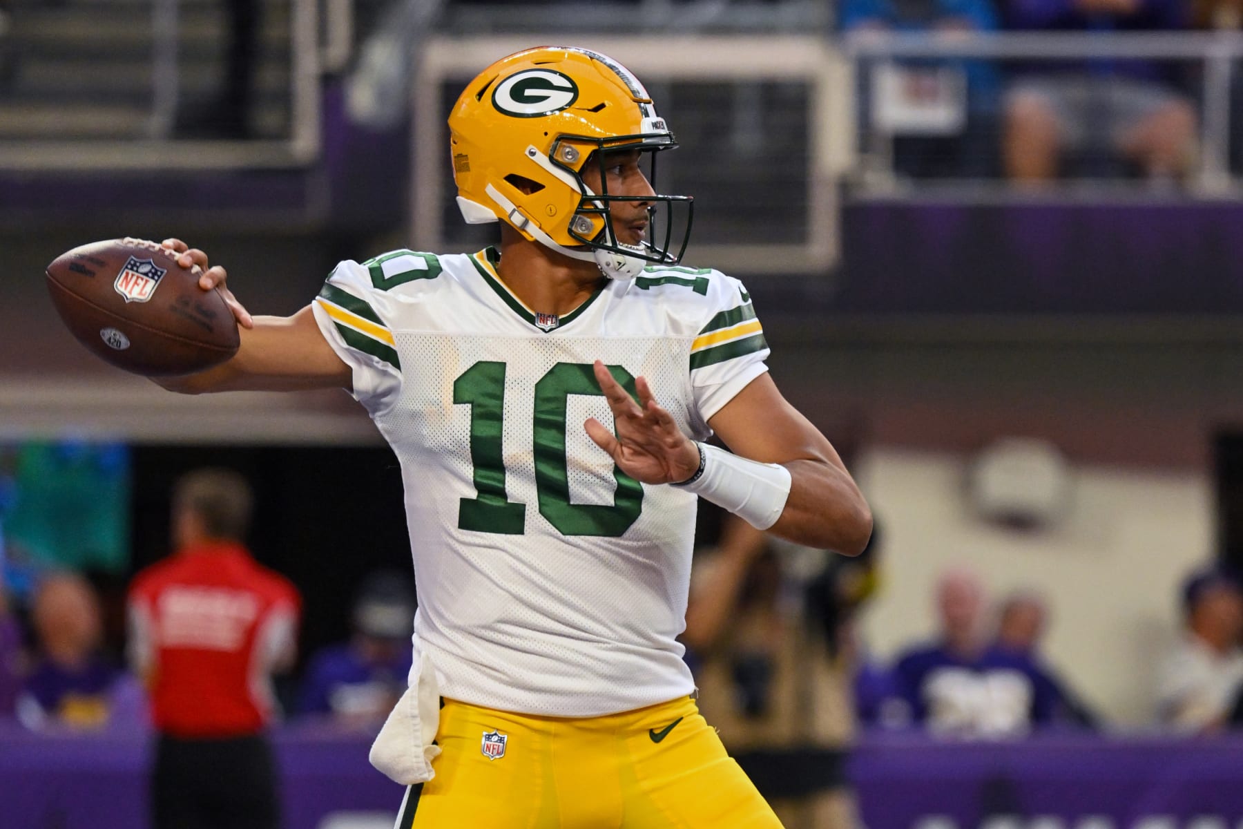 MINNEAPOLIS, MN - SEPTEMBER 11: Green Bay Packers quarterback Jordan Love (10) makes a pass during an NFL game between the Minnesota Vikings and Green Bay Packers on September 11, 2022 at U.S. Bank Stadium in Minneapolis, MN.(Photo by Nick Wosika/Icon Sportswire via Getty Images)
