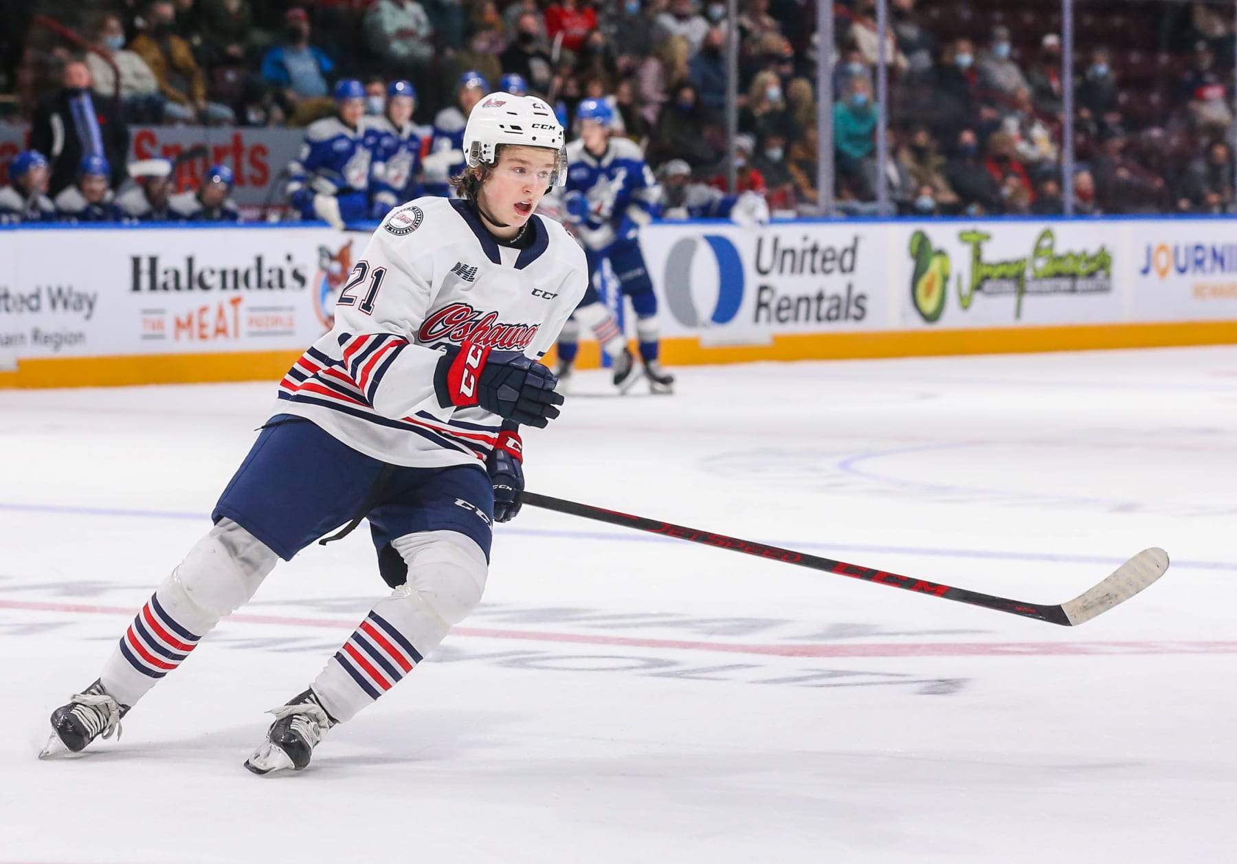 OSHAWA, ONTARIO - NOVEMBER 07: Calum Ritchie #21 of the Oshawa Generals skates against the Sudbury Wolves at Tribute Communities Centre on November 07, 2021 in Oshawa, Ontario. (Photo by Chris Tanouye/Getty Images)