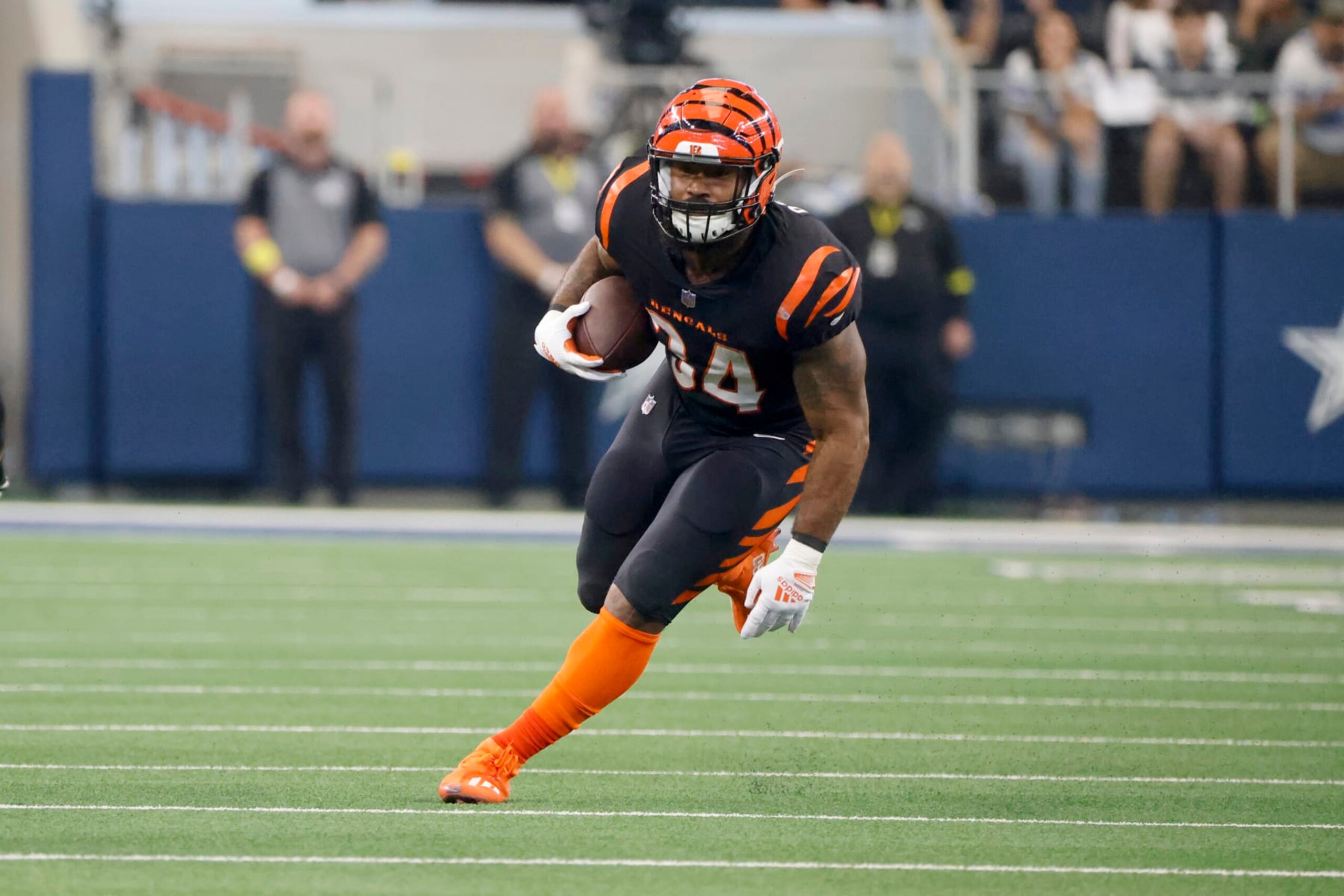 Cincinnati Bengals running back Samaje Perine (34) runs with the ball during an NFL Football game in Arlington, Texas, Sunday, Sept. 18, 2022. (AP Photo/Michael Ainsworth)