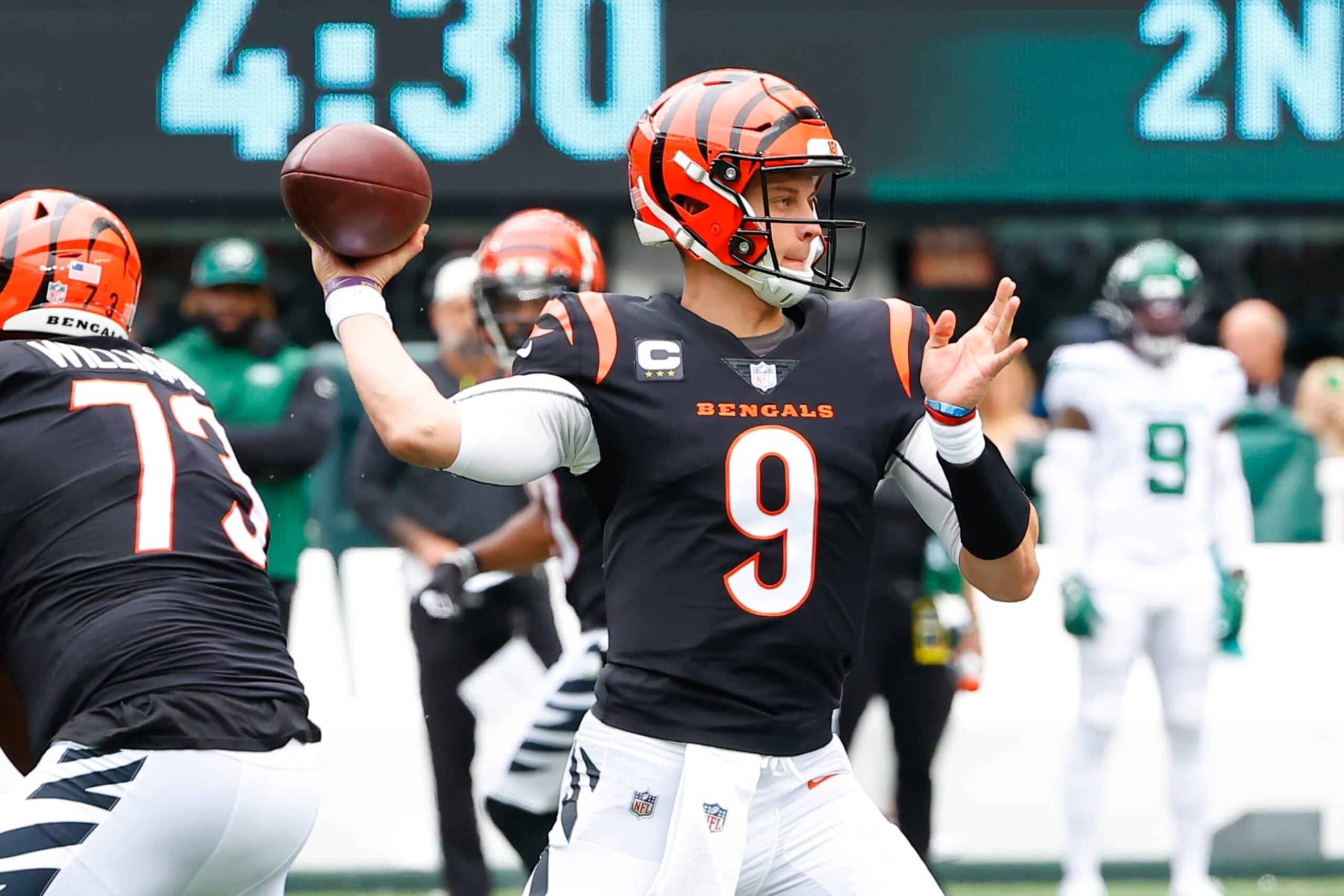 EAST RUTHERFORD, NJ - SEPTEMBER 25:  Cincinnati Bengals quarterback Joe Burrow (9) during the National Football League game between the New York Jets and the Cincinnati Bengals on September 25, 2022 at MetLife Stadium in East Rutherford, New Jersey.  (Photo by Rich Graessle/Icon Sportswire via Getty Images)