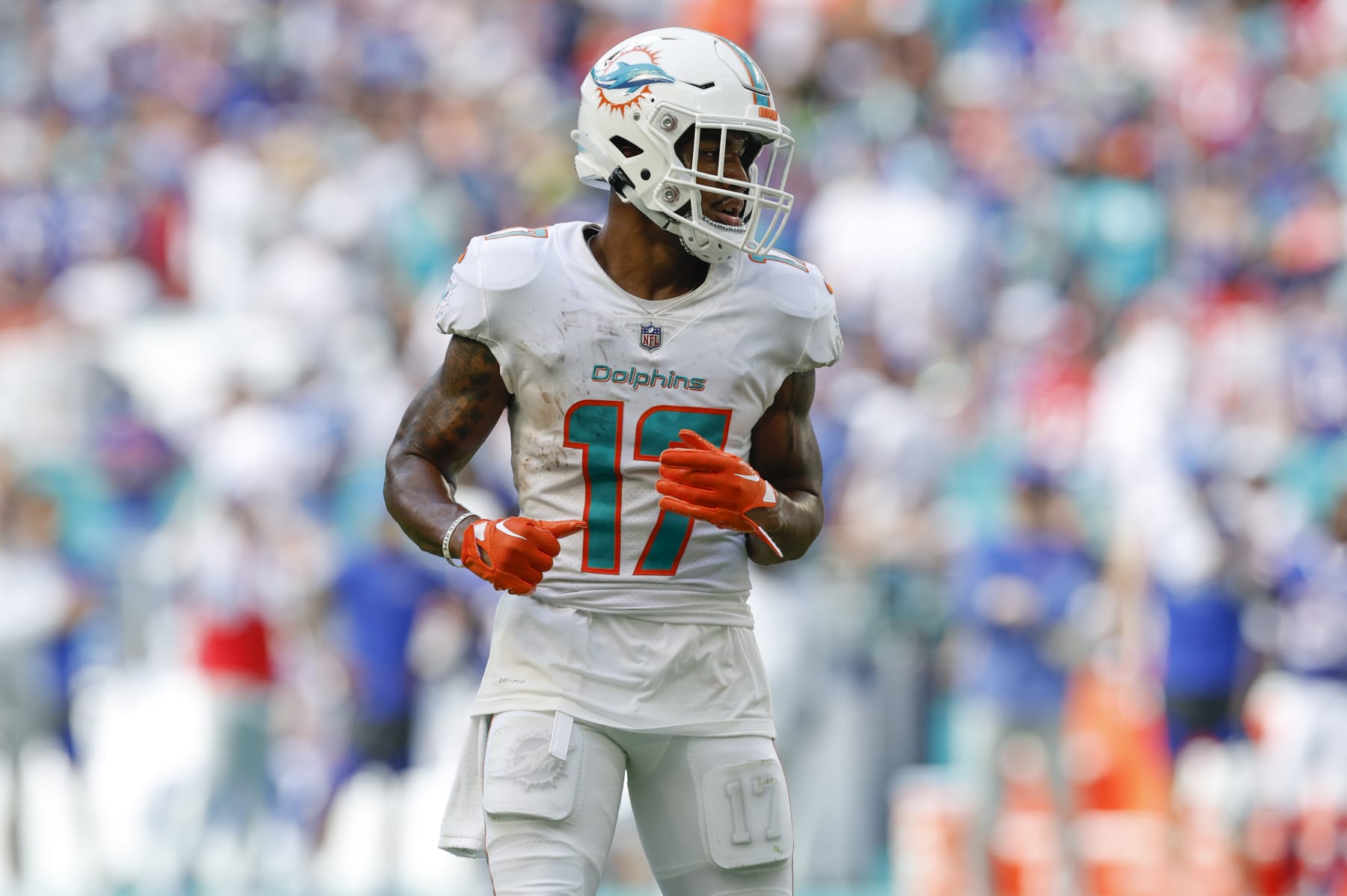 MIAMI GARDENS, FL - SEPTEMBER 25: Miami Dolphins wide receiver Jaylen Waddle (17) during the game between the Buffalo Bills and the Miami Dolphins on September 25, 2022 at Hard Rock Stadium in Miami Gardens, Fl. (Photo by David Rosenblum/Icon Sportswire via Getty Images)