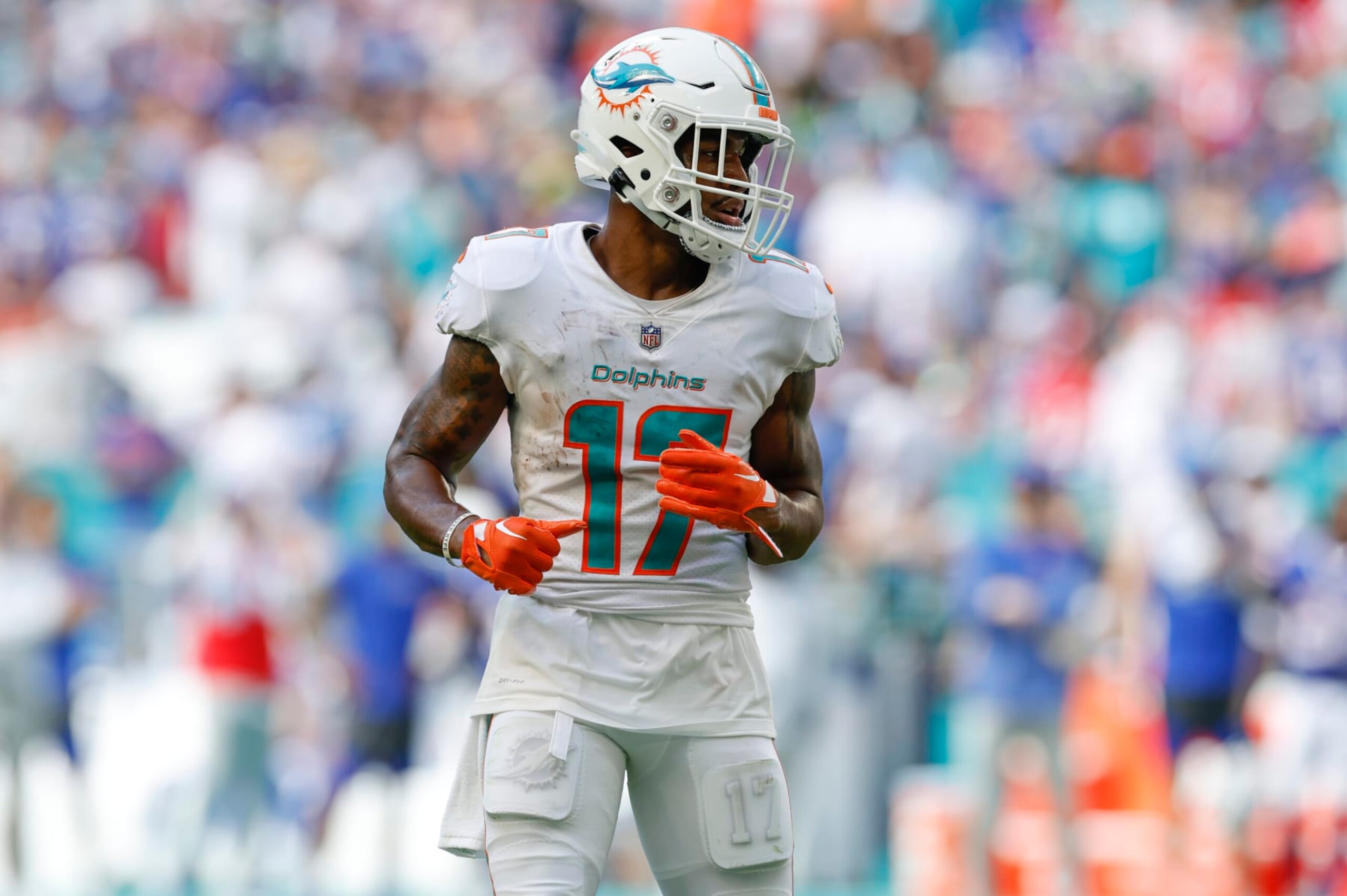 MIAMI GARDENS, FL - SEPTEMBER 25: Miami Dolphins wide receiver Jaylen Waddle (17) during the game between the Buffalo Bills and the Miami Dolphins on September 25, 2022 at Hard Rock Stadium in Miami Gardens, Fl. (Photo by David Rosenblum/Icon Sportswire via Getty Images)