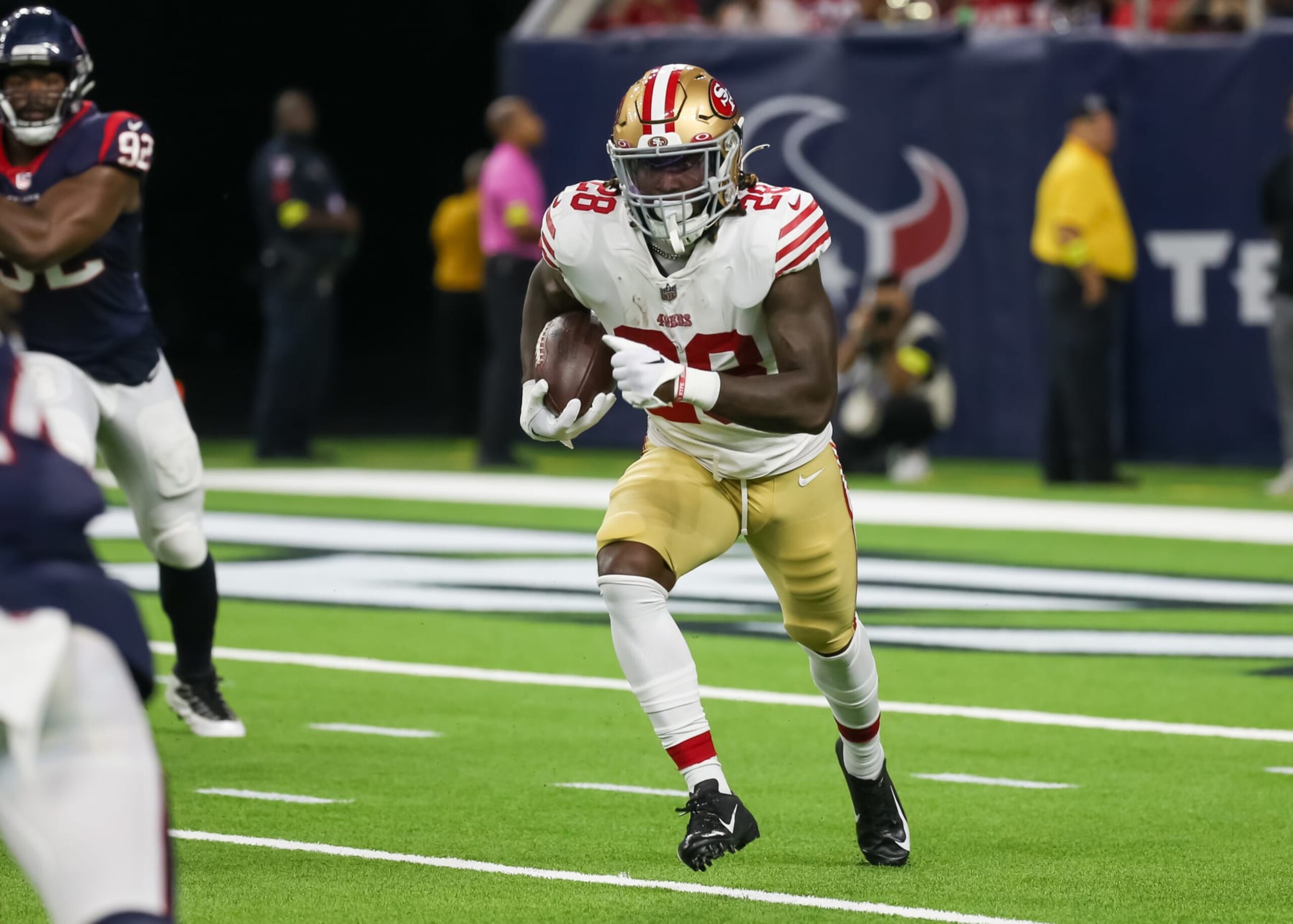 HOUSTON, TX - AUGUST 25:  San Francisco 49ers running back Trey Sermon (28) carries the ball in the second quarter during the NFL preseason game between the San Francisco 49ers and Houston Texans on August 25, 2022, at NRG Stadium in Houston, Texas.  (Photo by Leslie Plaza Johnson/Icon Sportswire via Getty Images)