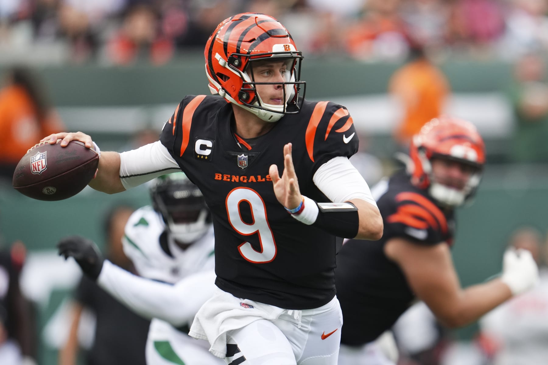 EAST RUTHERFORD, NJ - SEPTEMBER 25: Joe Burrow #9 of the Cincinnati Bengals throws the ball against the New York Jets at MetLife Stadium on September 25, 2022 in East Rutherford, New Jersey. (Photo by Cooper Neill/Getty Images)