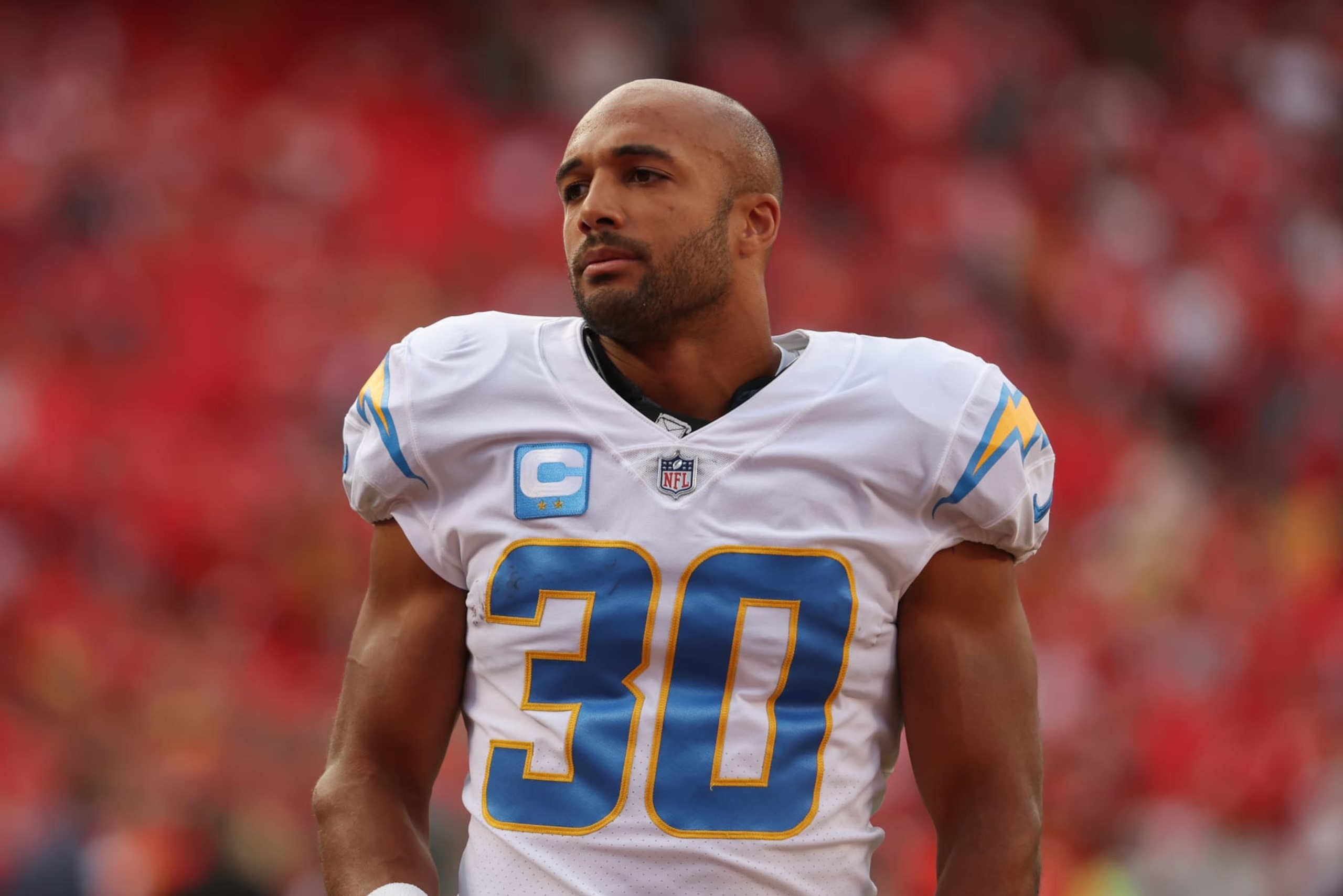 KANSAS CITY, MO - SEPTEMBER 15: Los Angeles Chargers running back Austin Ekeler (30) before an NFL game between the Los Angeles Chargers and Kansas City Chiefs on September 15, 2022 at GEHA Field at Arrowhead Stadium in Kansas City, MO.  Photo by Scott Winters/Icon Sportswire via Getty Images)