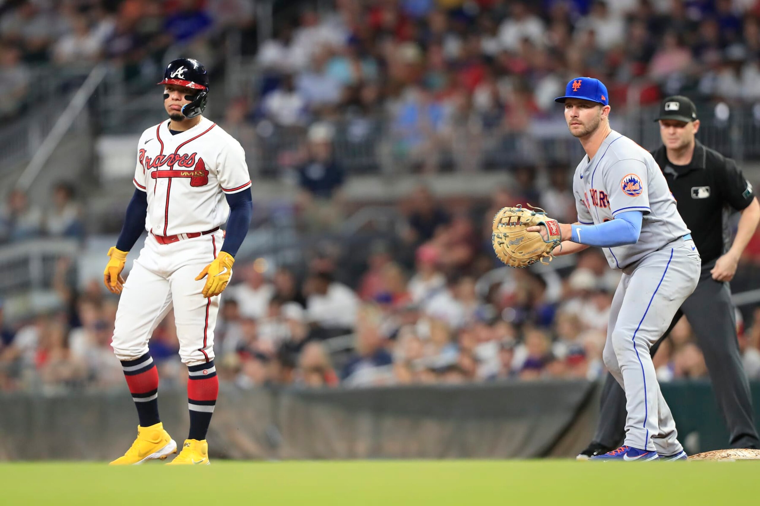 ATLANTA, GA - AUGUST 15: Atlanta Braves catcher William Contreras (24) leads off first base as New York Mets first baseman Pete Alonso (20) carefully covers the base during the Monday evening MLB game between the New York Mets and the Atlanta Braves on 8-15-2022 at Truist Park in Atlanta, Georgia.  (Photo by David J. Griffin/Icon Sportswire via Getty Images)