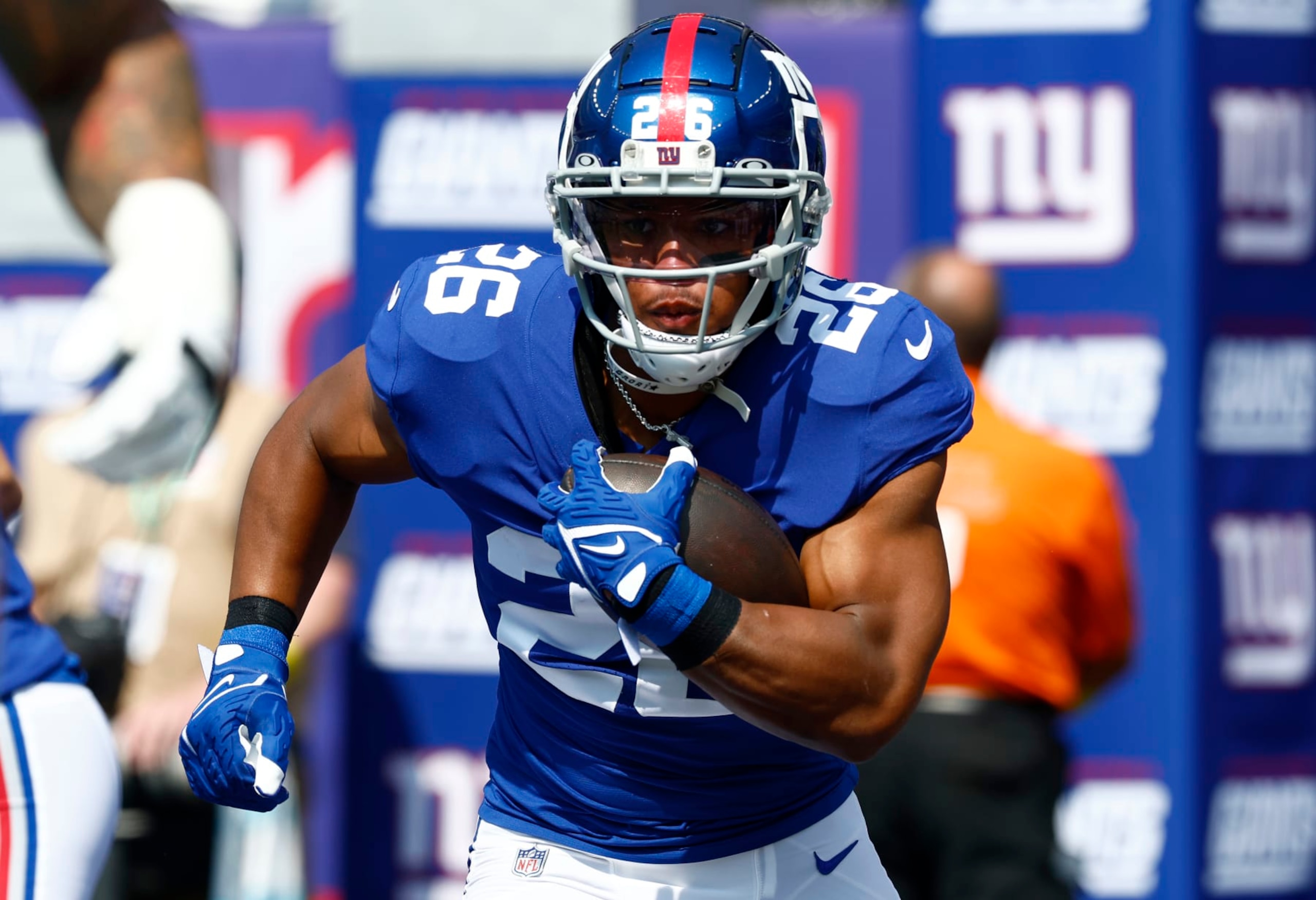 EAST RUTHERFORD, NEW JERSEY - SEPTEMBER 18: Saquon Barkley #26 of the New York Giants warms up before the game against the Carolina Panthers at MetLife Stadium on September 18, 2022 in East Rutherford, New Jersey. (Photo by Rich Schultz/Getty Images)