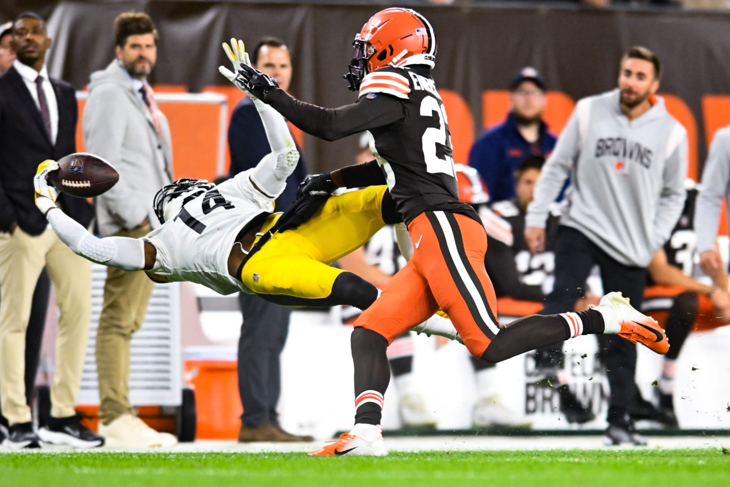 CLEVELAND, OHIO - SEPTEMBER 22: George Pickens #14 of the Pittsburgh Steelers makes a one handed catch ahead of Martin Emerson Jr. #23 of the Cleveland Browns during the second quarter at FirstEnergy Stadium on September 22, 2022 in Cleveland, Ohio. (Photo by Nick Cammett/Getty Images) CLEVELAND, OHIO - SEPTEMBER 22: George Pickens #14 of the Pittsburgh Steelers makes a one handed catch ahead of Martin Emerson Jr. #23 of the Cleveland Browns during the second quarter at FirstEnergy Stadium on September 22, 2022 in Cleveland, Ohio. (Photo by Nick Cammett/Getty Images)